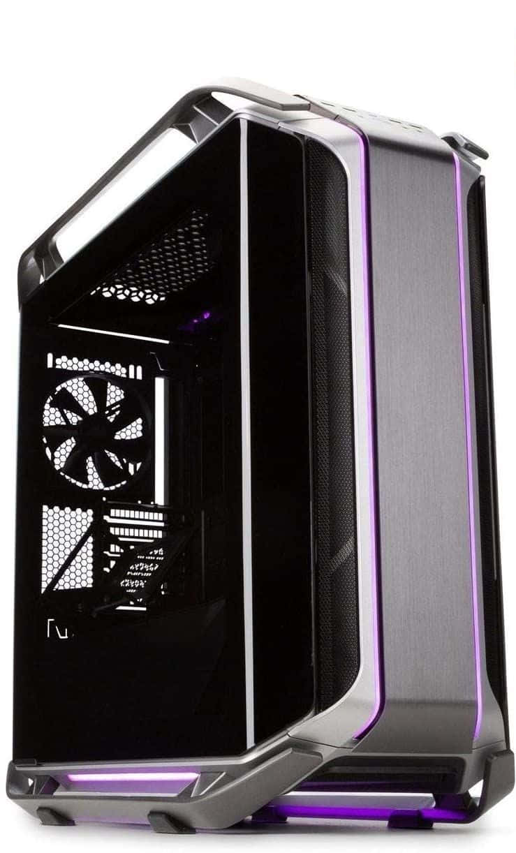 Gaming Accessories 桌布 壁紙 — 時尚的黑色和銀色遊戲電腦機箱，配備紫色LED燈光和透明側板，展示內部組件。