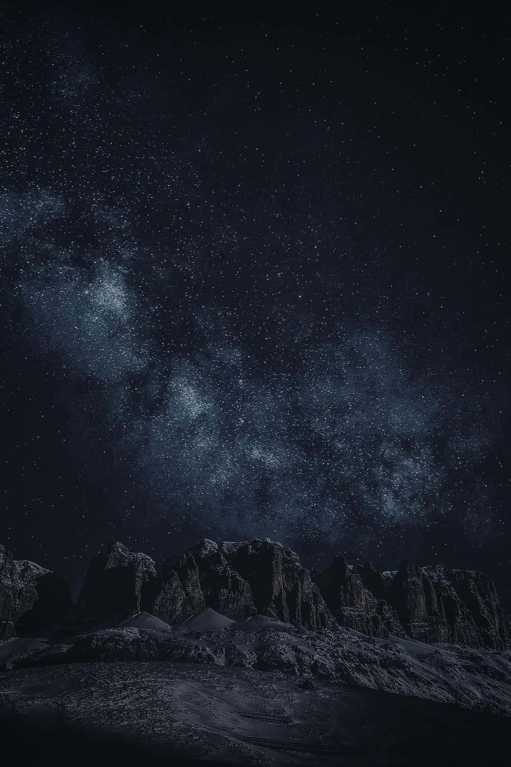 雪覆山脈在星空夜空下，銀河可見。