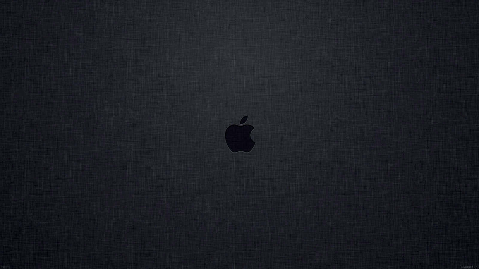 黑色Apple標誌居中於深色紋理背景上。