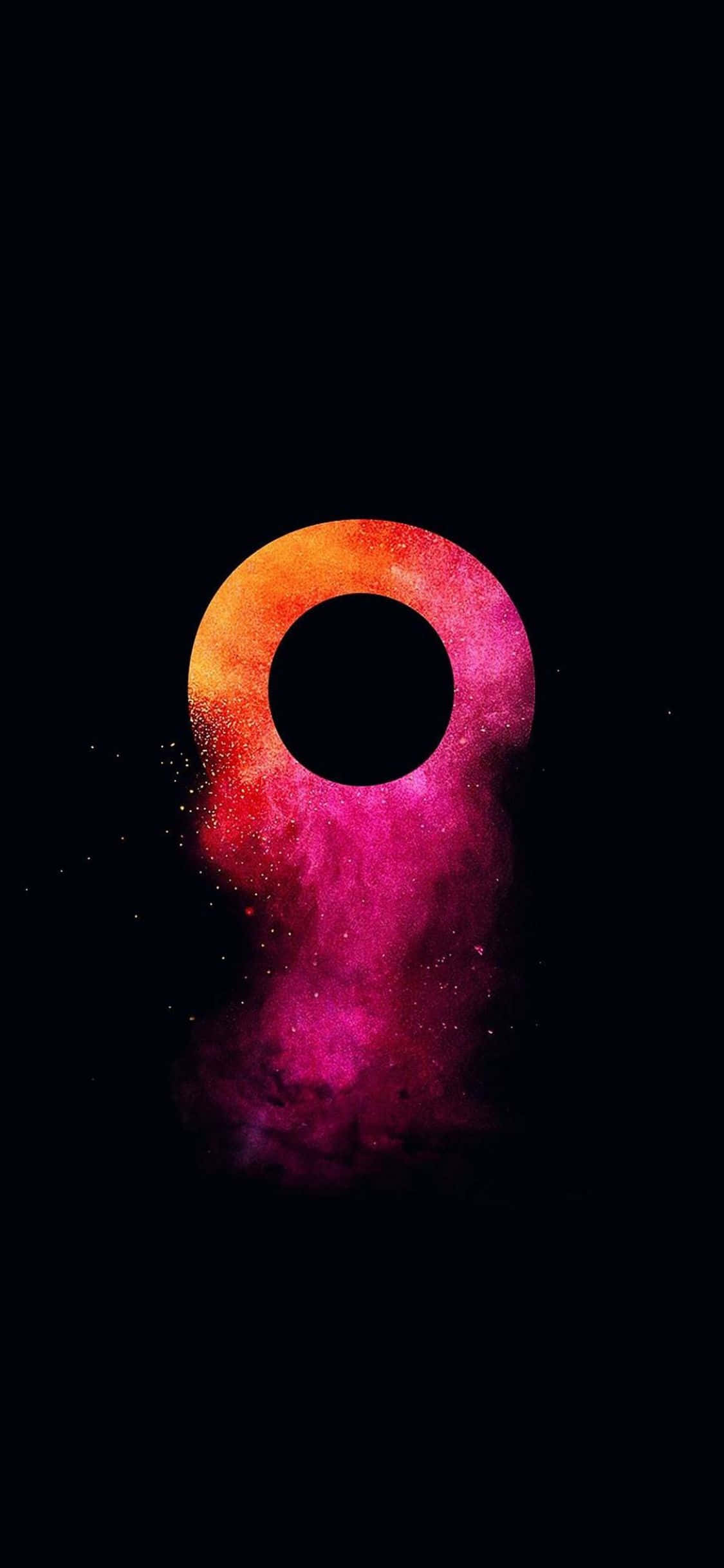 時尚簡約的 iPhone Xs 壁紙 — 一個發光的宇宙鑰匙孔形狀，在深邃的黑色虛空中散發出火熱的橙色和電光粉紅。