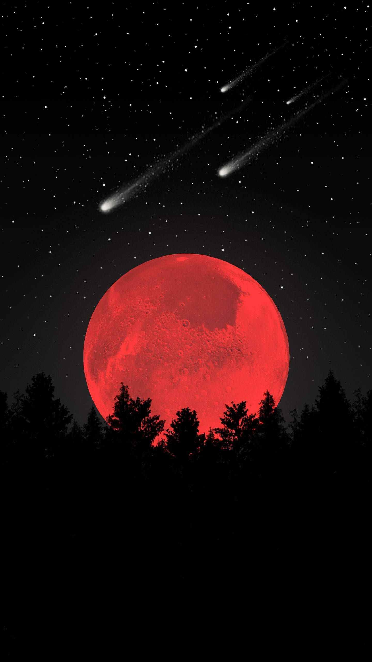 時尚紅月夜空 壁紙 — 一輪鮮紅的月亮在黑暗的森林剪影後發光，三顆明亮的流星劃過繁星點點的夜空。
