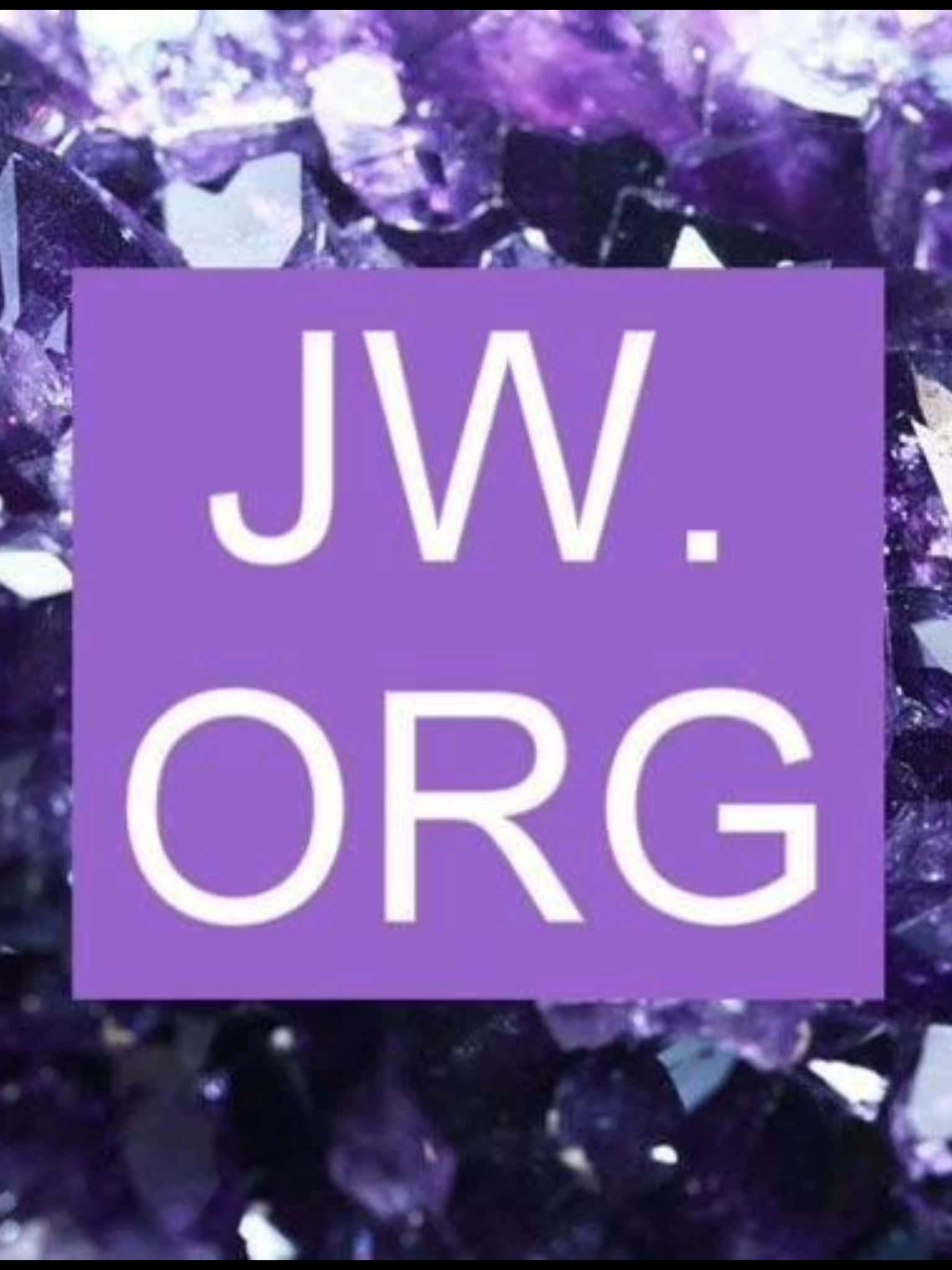 時尚紫色JWorg標誌 壁紙 — 一個紫色正方形，中央有白色文字 JW.ORG，背景是閃閃發光的紫水晶晶體。