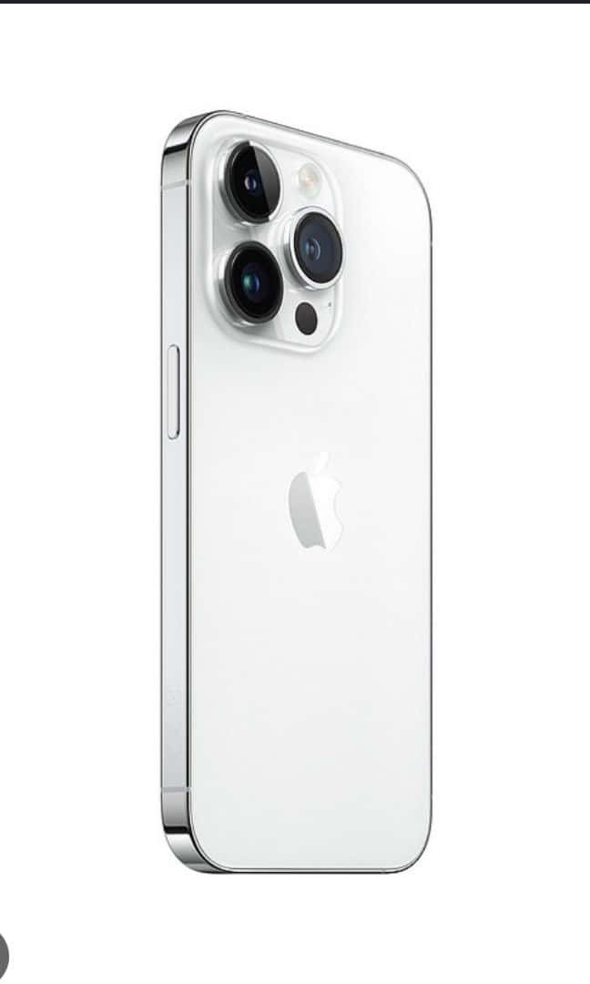 時尚與創新——iPhone 壁紙 — 在純白背景上從背面展示的時尚銀色 iPhone 14 Pro Max。