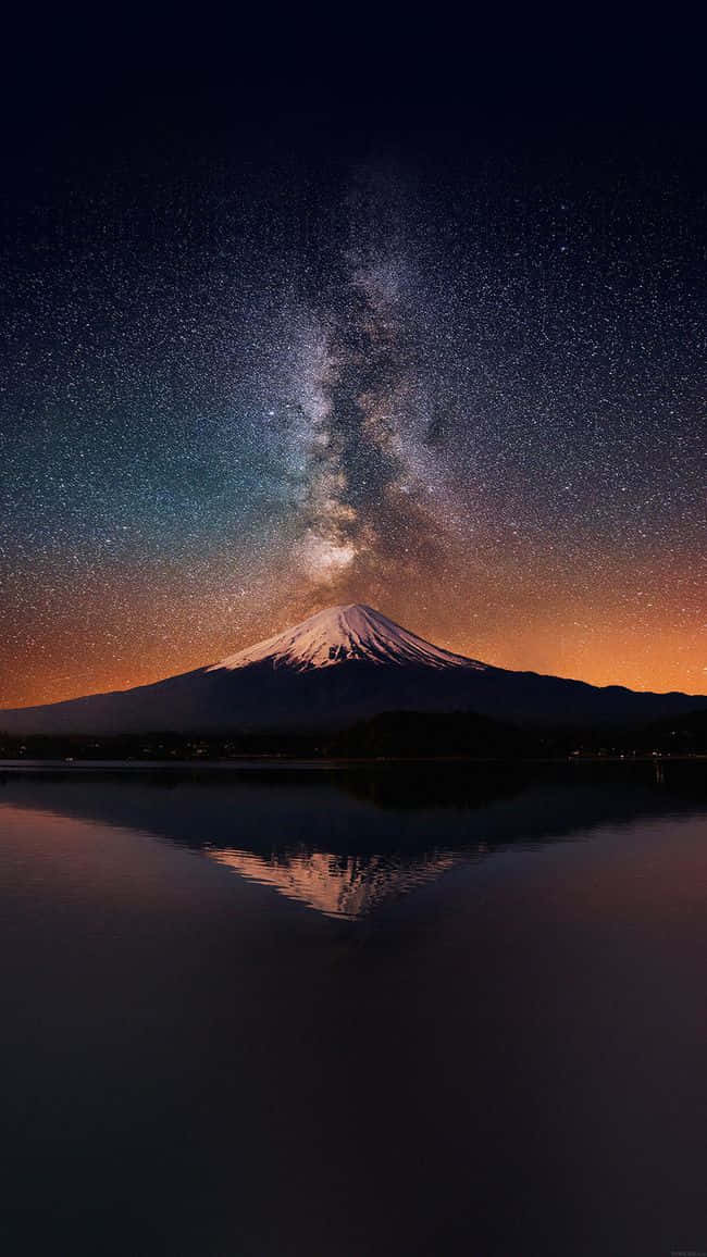 富士山在銀河下，夜晚完美水面倒影