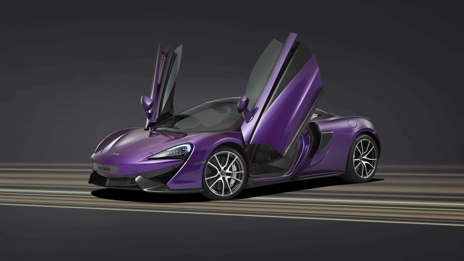 紫色McLaren 570S超級跑車剪刀門打開停在攝影棚賽道上。