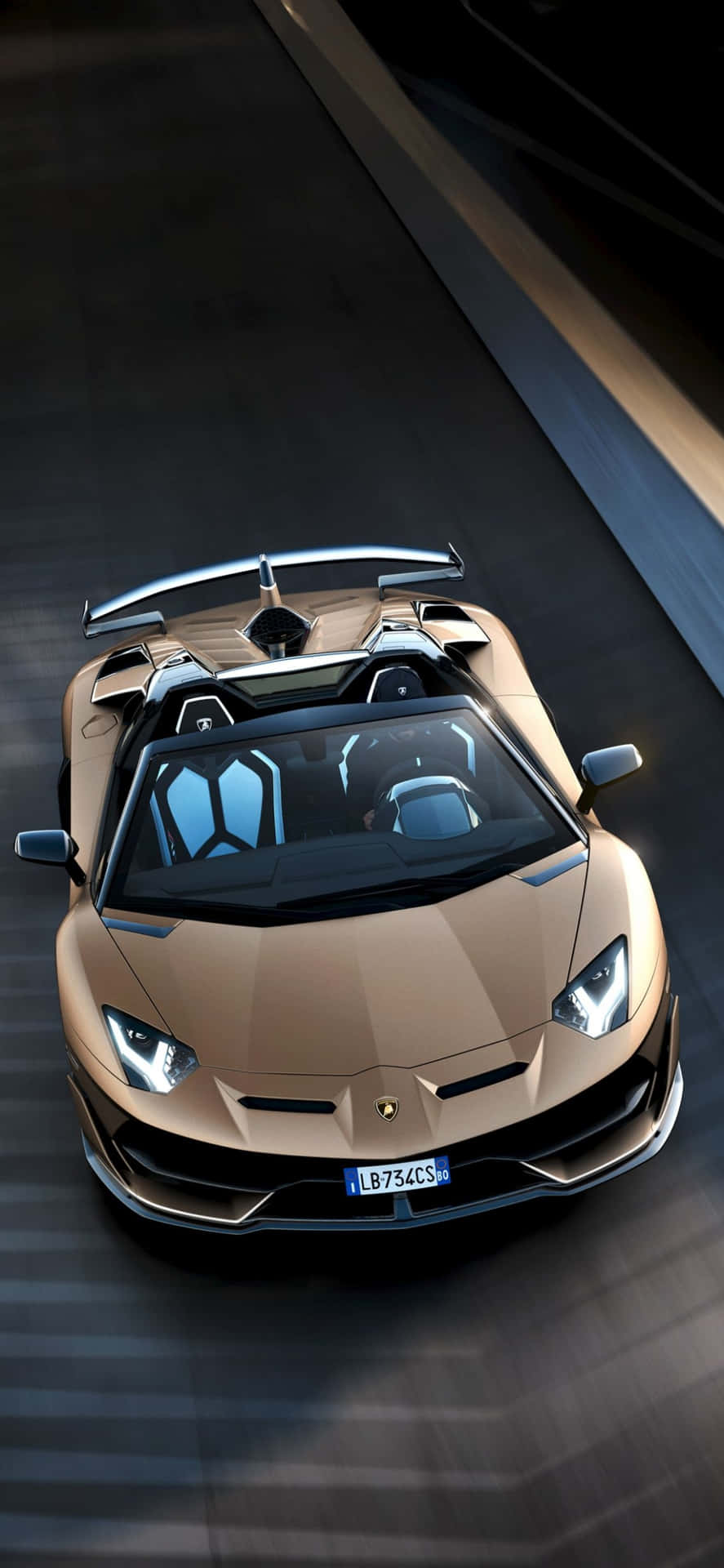 金色林寶堅尼 Aventador SVJ Roadster 在賽道上高速行駛。