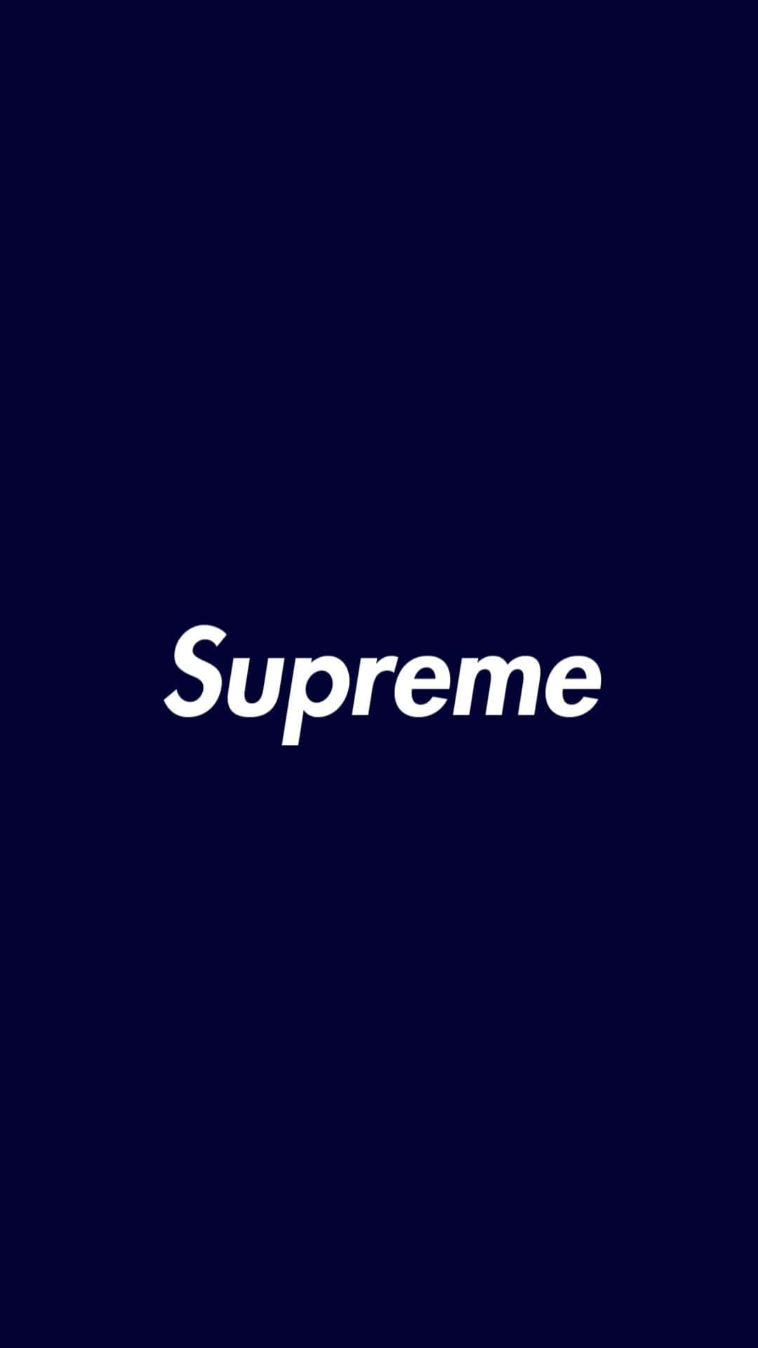 時尚與舒適兼具：穿上 Supreme 藍色系列 壁紙 — 大膽的白色Supreme標誌居中於純海軍藍背景上。