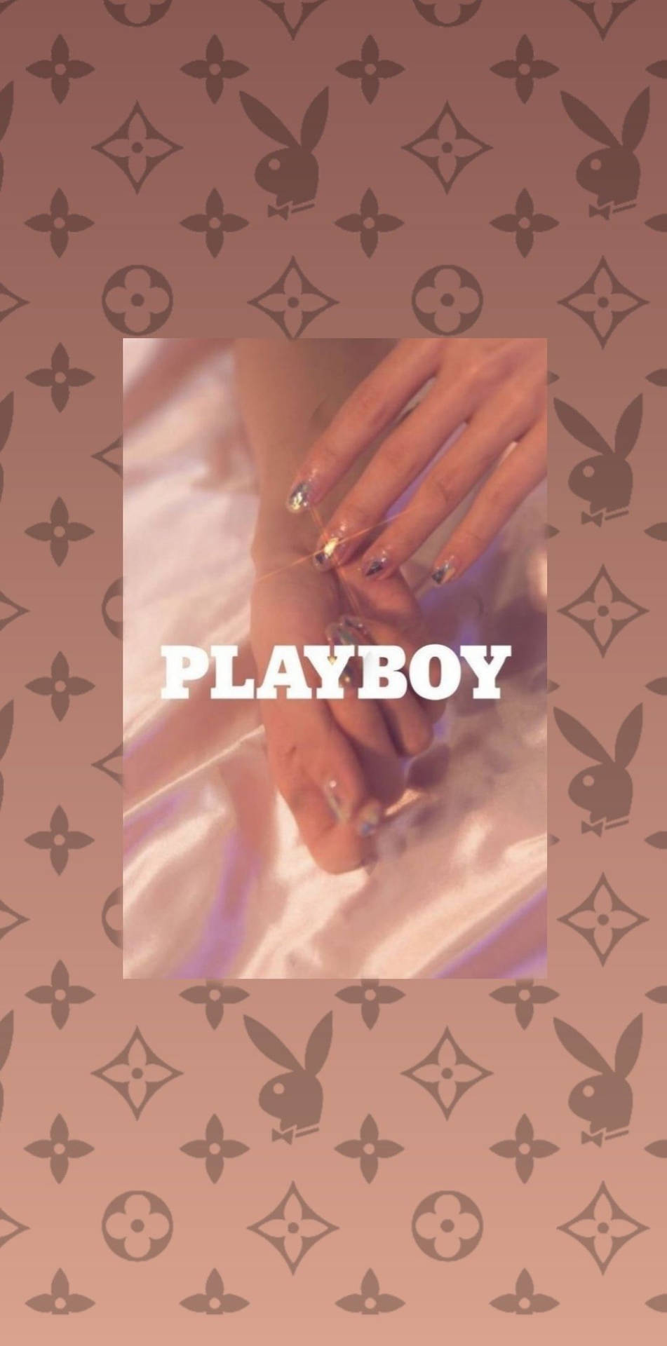 帶有閃粉指甲的雙手放在帶有Playboy和Louis Vuitton標誌的緞面布料上。