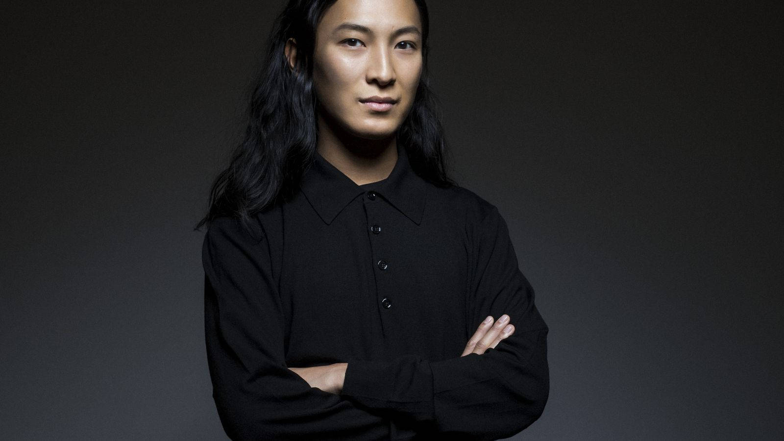 長黑髮的人 黑色襯衫 雙臂交叉 攝影棚