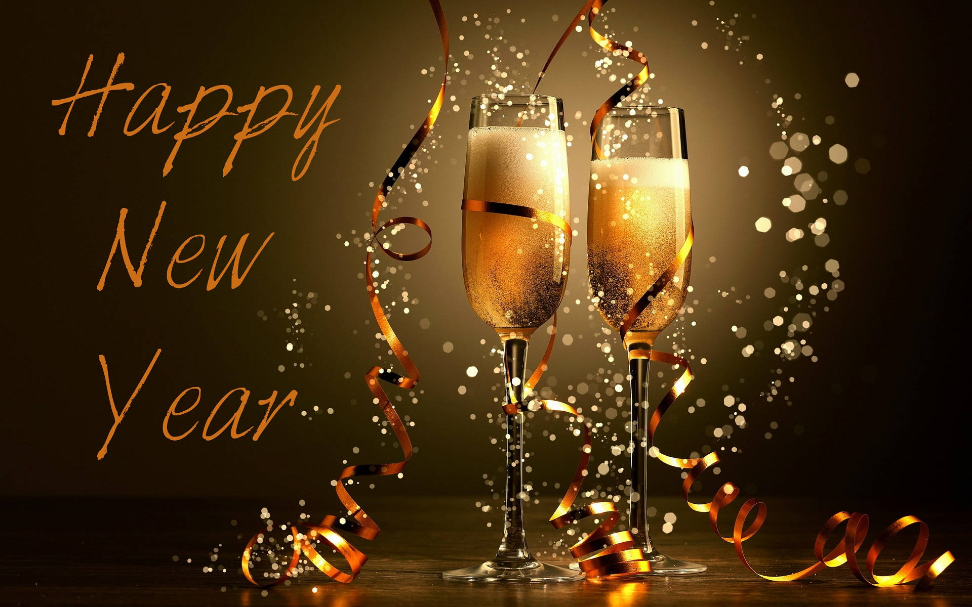 時尚迎新年 壁紙 — 兩隻裝滿金色氣泡液體的香檳杯，在黑暗背景上閃爍著閃閃發光的五彩紙屑和金色絲帶，並帶有 'Happy New Year' 文字。