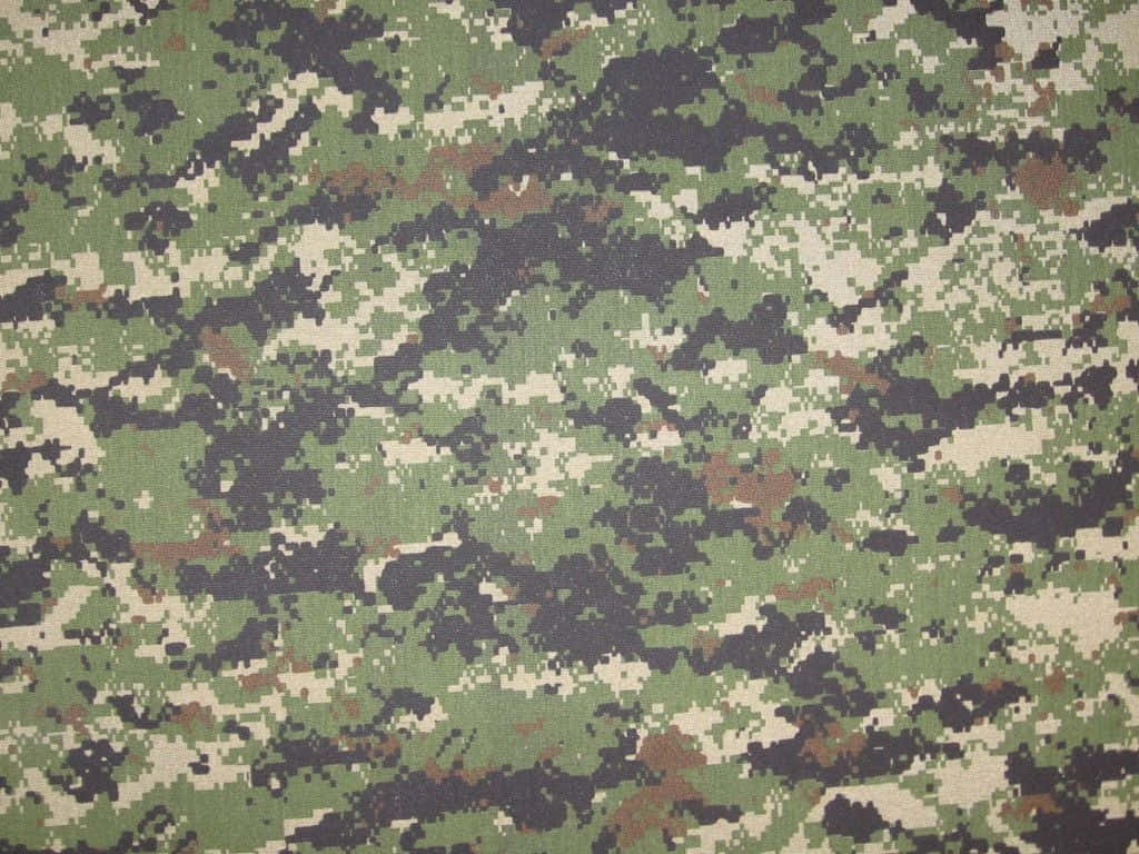 軍用迷彩布料，採用綠色、棕色和黑色像素設計。