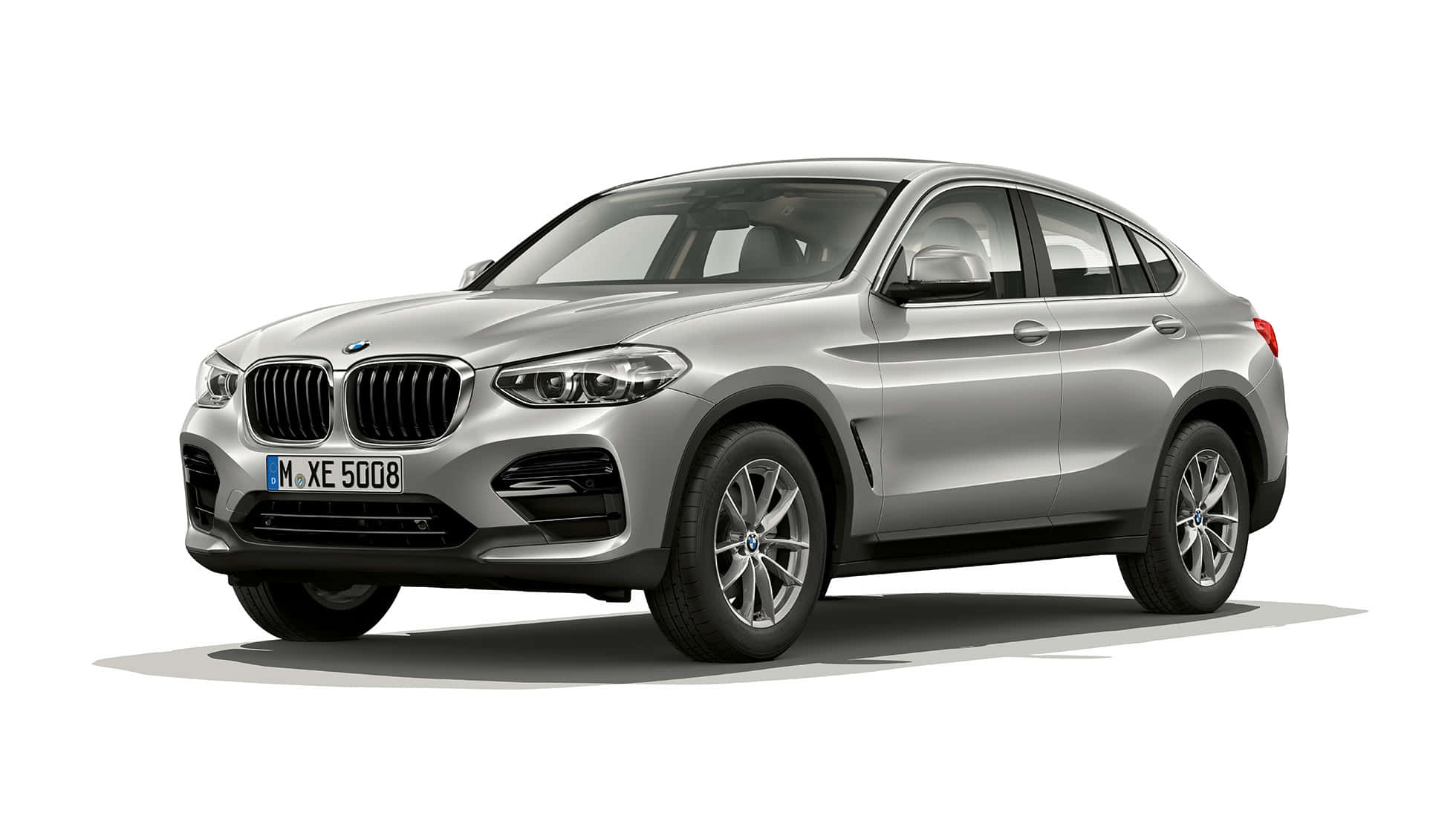 Bmw X4 桌布 壁紙 — 時尚銀色BMW X4 SUV在工作室燈光下，以潔白背景和柔和陰影呈現。