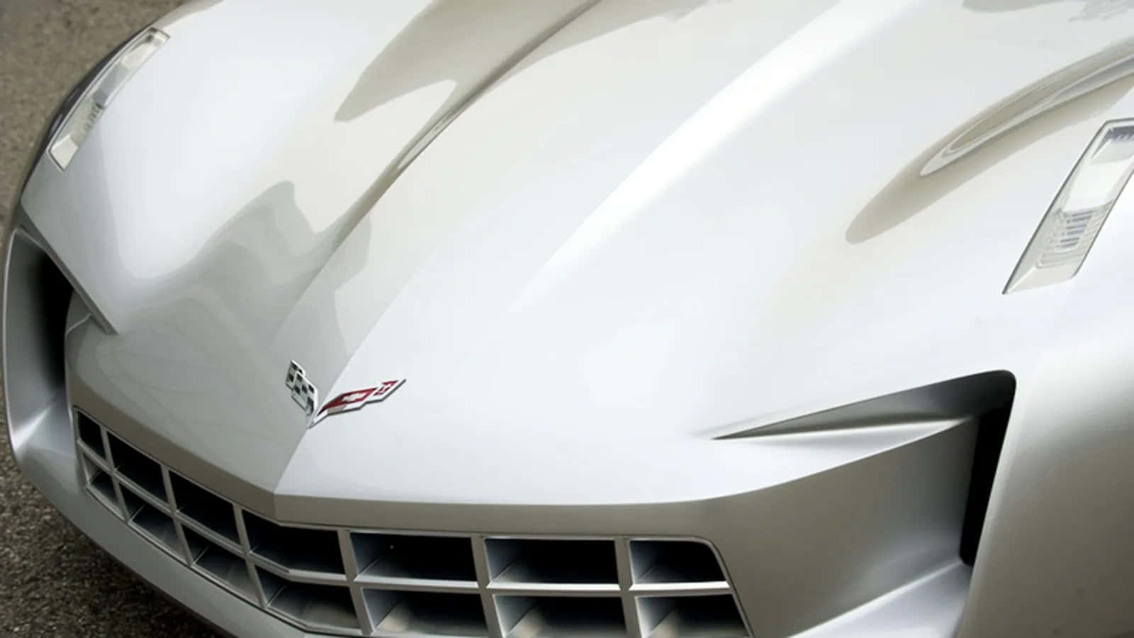 Car Hood 桌布 壁紙 — 時尚銀色跑車引擎蓋和格柵的特寫，展示其空氣動力學設計和標誌性徽章。