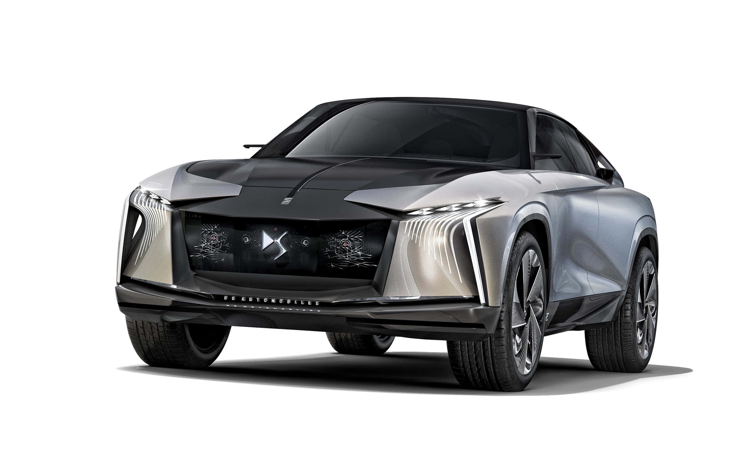 Ds Automobiles 桌布 壁紙 — 時尚銀黑配色未來感電動SUV，配備銳利棱角頭燈及簡約白色背景。