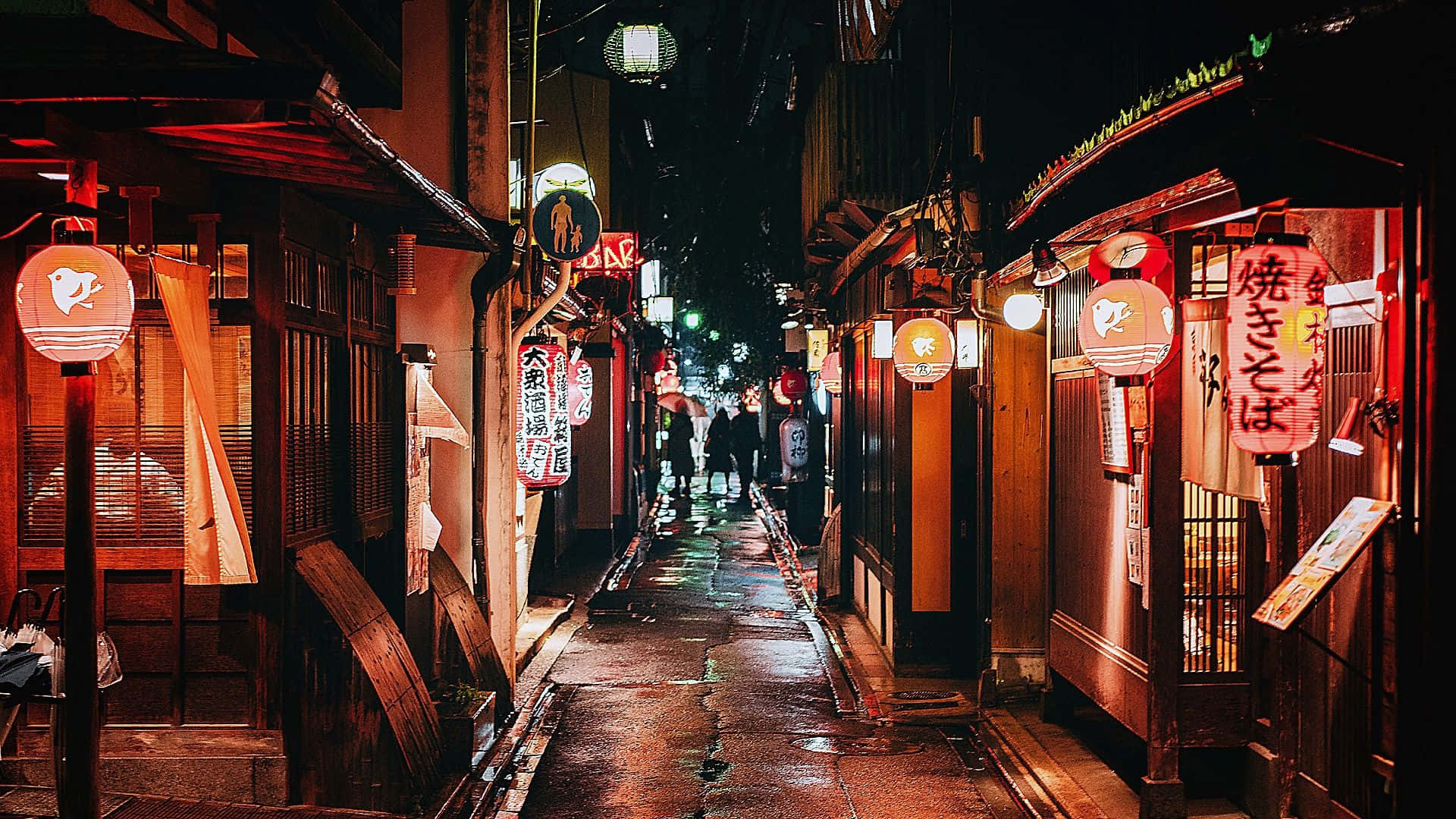 日本夜晚狹窄多雨的小巷，帶有發光的紅燈籠和溫暖的商店燈光。