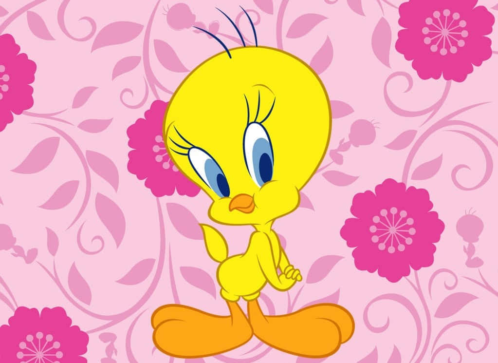 時尚飛揚的Tweety Bird！ 壁紙 — 一隻藍眼睛的黃色卡通雀仔企喺粉紅色花卉圖案背景上。