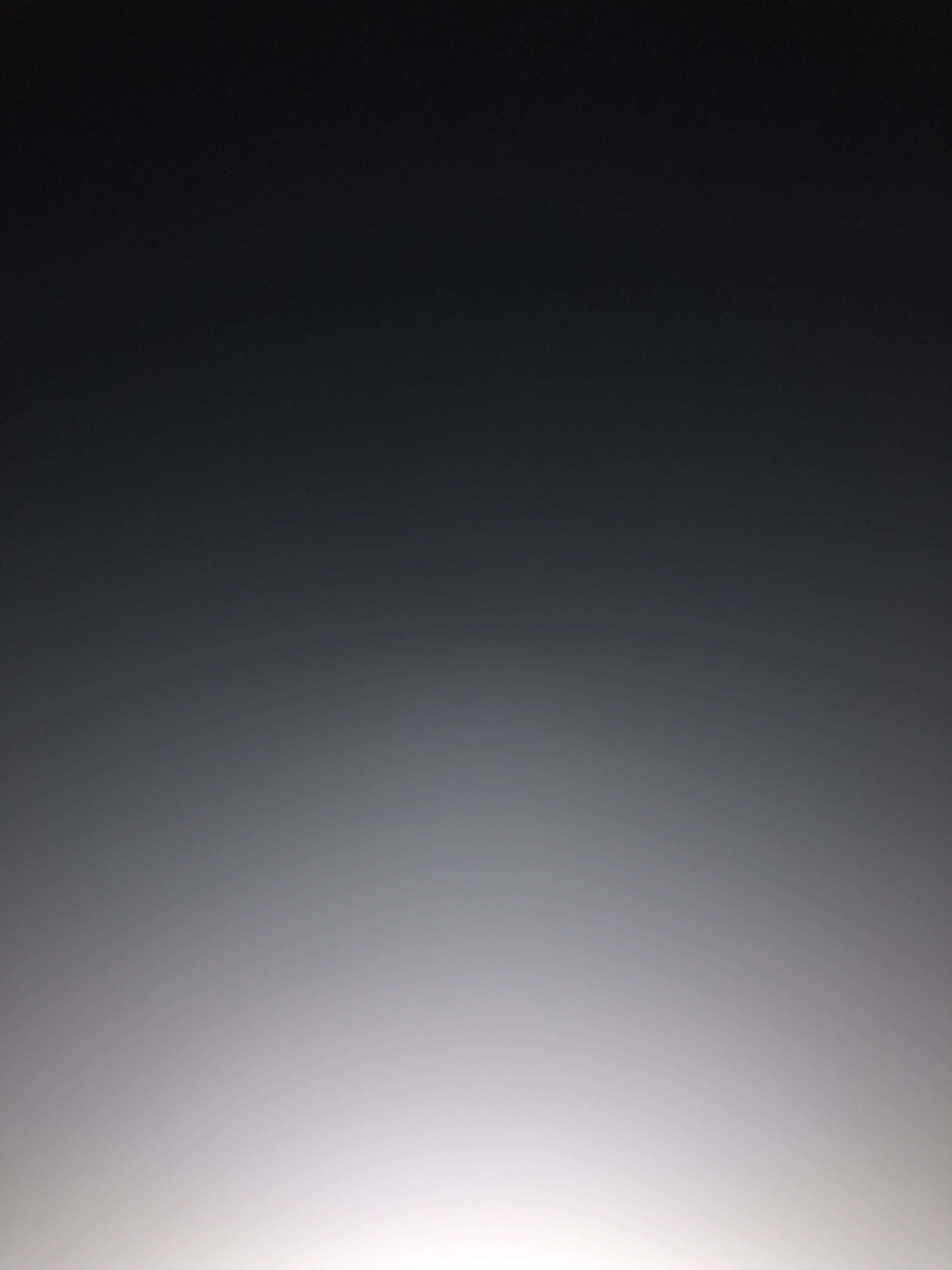 時尚黑漸層髮型，展現完美戲劇感 壁紙 — 從深黑色到亮白色的平滑漸變，讓人聯想到極簡風格的日出或日落天空。