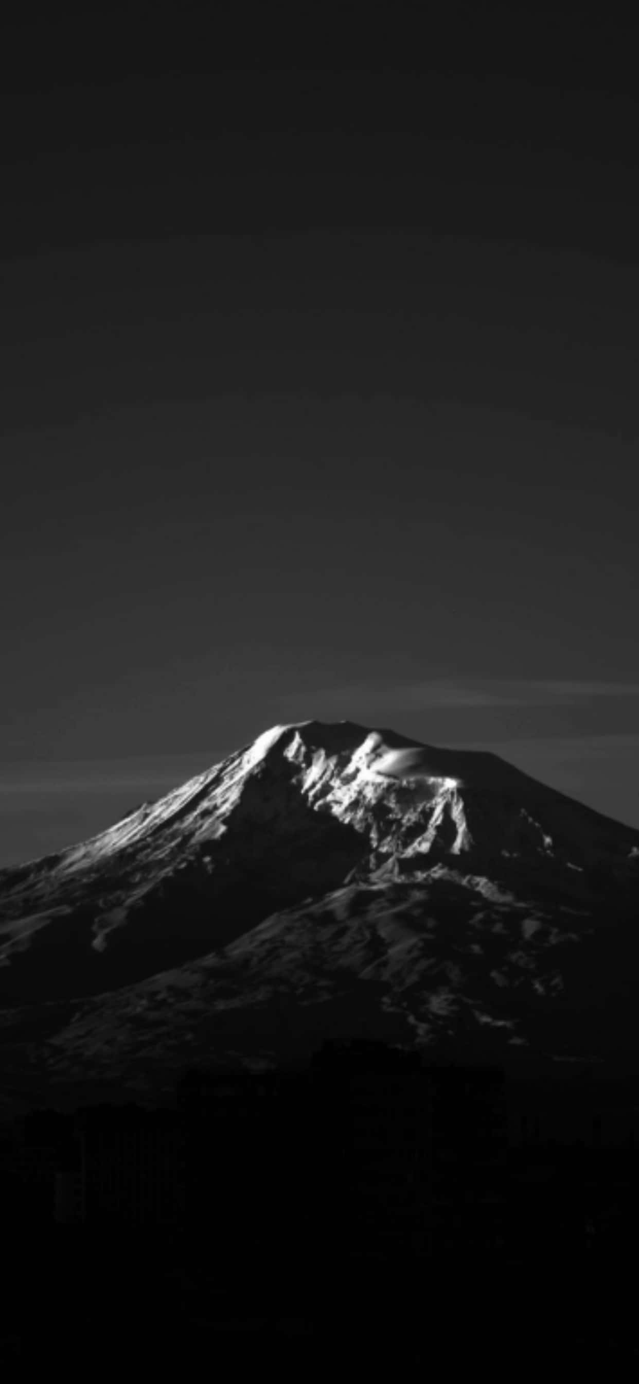 時尚黑色 iPhone XS Max AMOLED 顯示屏 壁紙 — 一個鮮明的黑白山峰，頂部積雪，在漸變的天空中聳立。