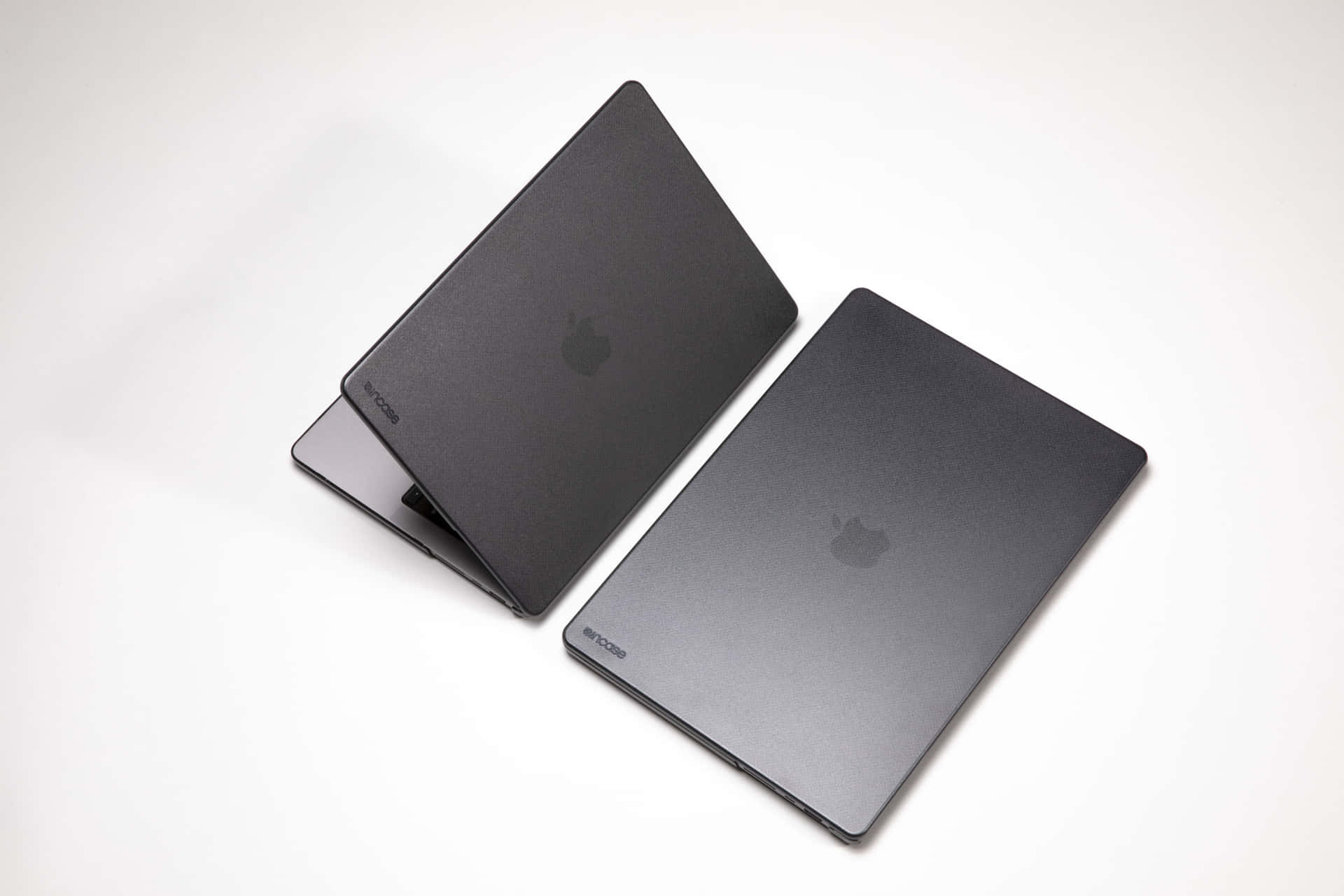 白色背景上的兩部黑色MacBook手提電腦