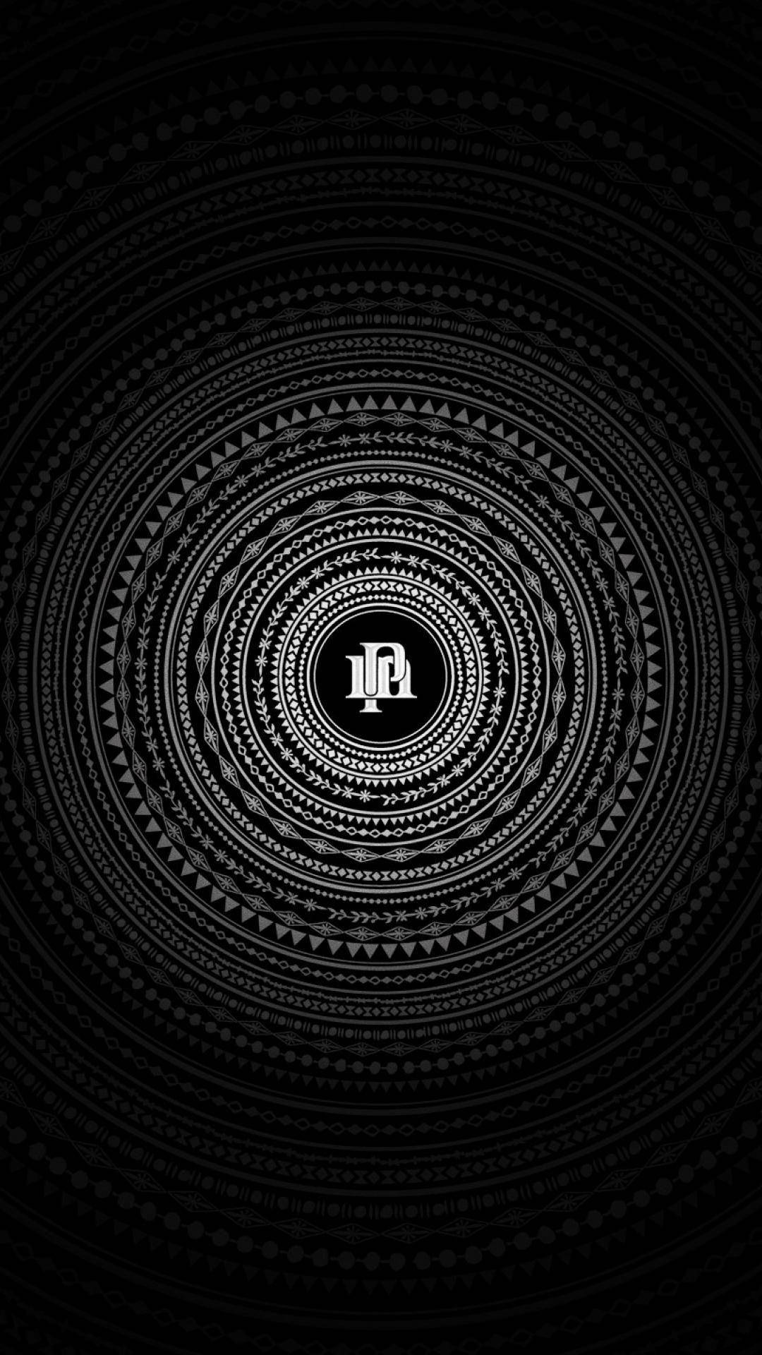 黑白幾何曼陀羅，帶有中央字母組合。