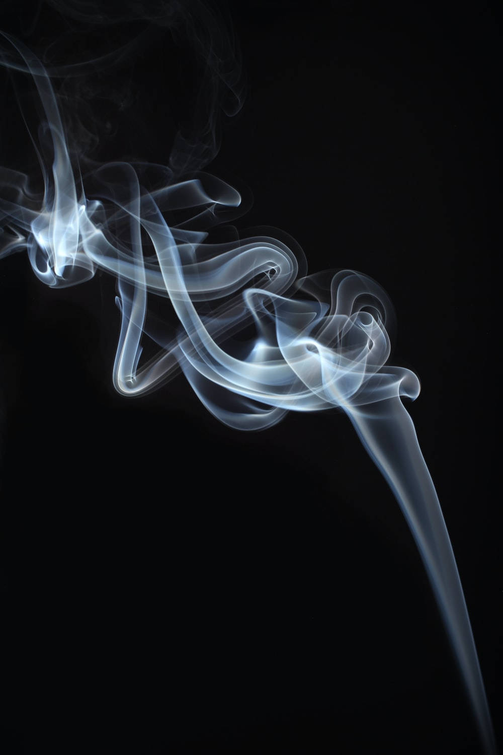 黑色背景上優雅的旋轉煙霧