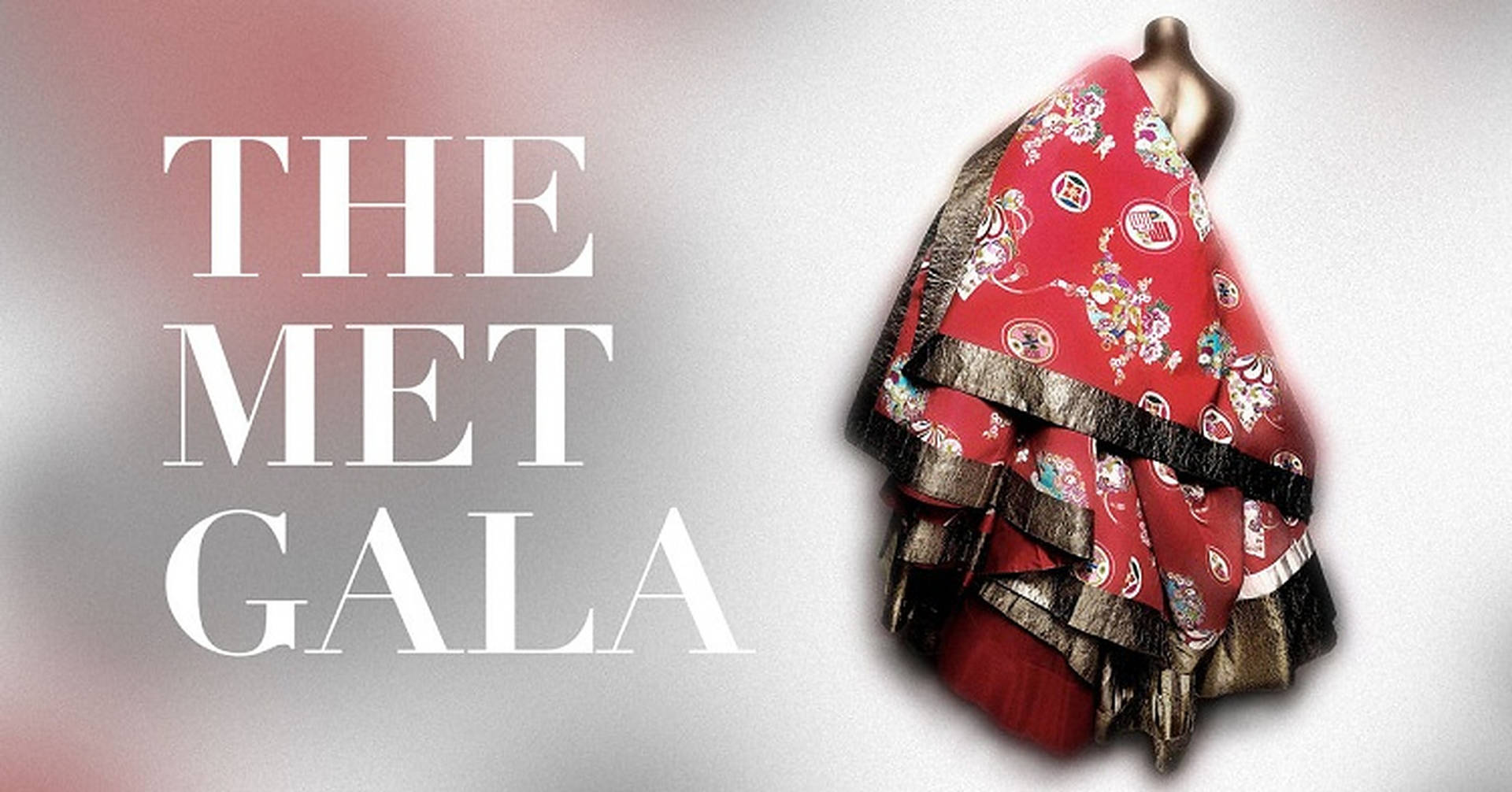 為 Met Gala 活動展示在模特兒身上的紅色圖案長袍，配黑色飾邊。