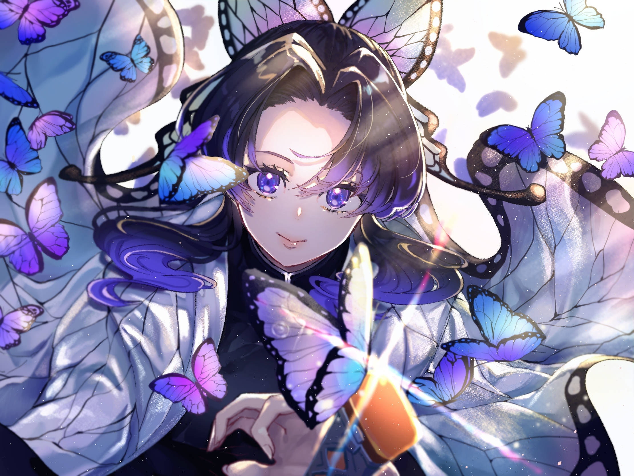時透無一郎 蝴蝶鬼殺隊 壁紙 — 一位寧靜的動漫女孩，擁有蝴蝶翅膀和紫色眼睛，被發光的藍色和紫色蝴蝶環繞。