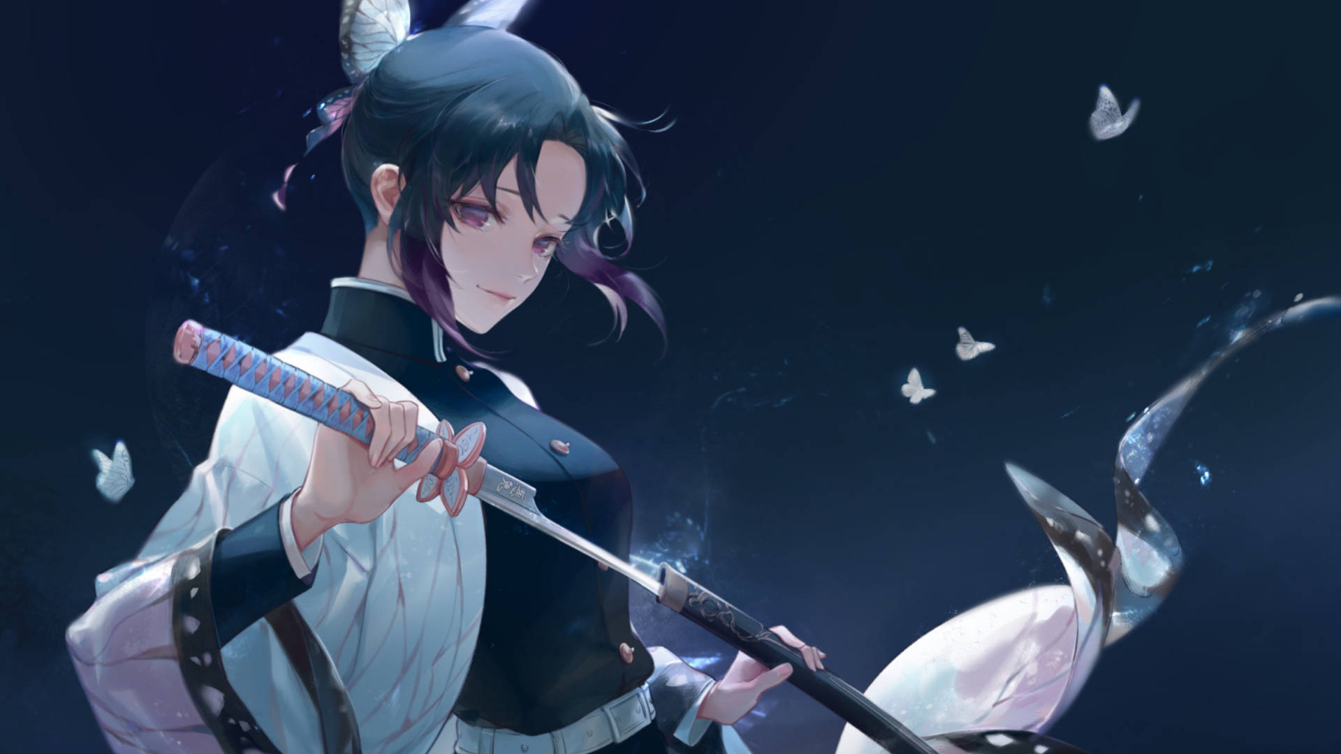 時透無一郎持刀風采 壁紙 — 一個寧靜的動漫女孩，深色頭髮帶有蝴蝶裝飾，在深藍色的夜空下握著一把武士刀。