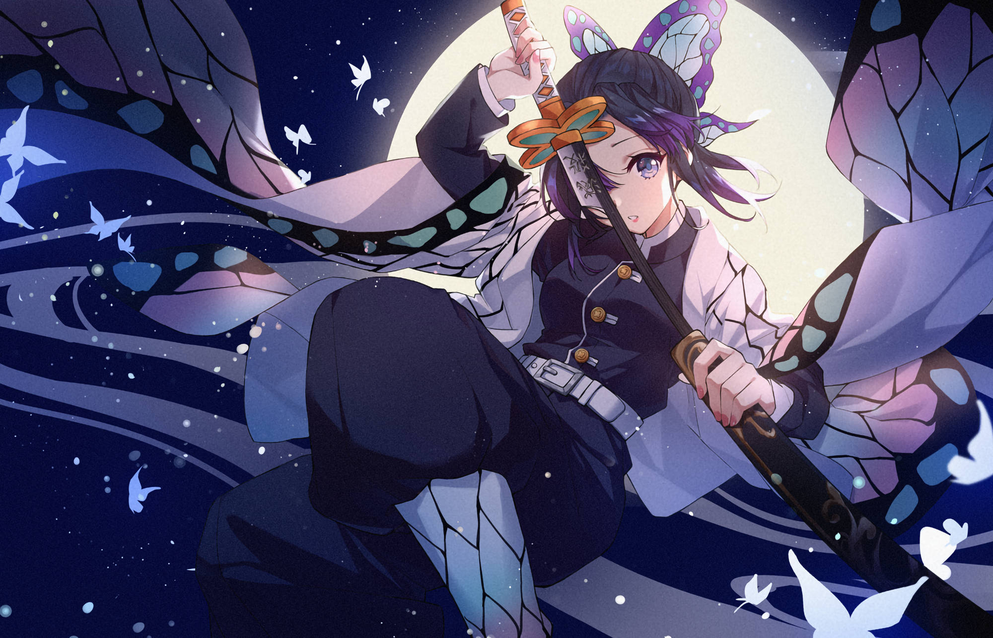 時透無一郎月夜 壁紙 — 一個年輕的動漫女孩，擁有蝴蝶翅膀和一把劍，站在滿月前，周圍環繞著發光的蝴蝶。