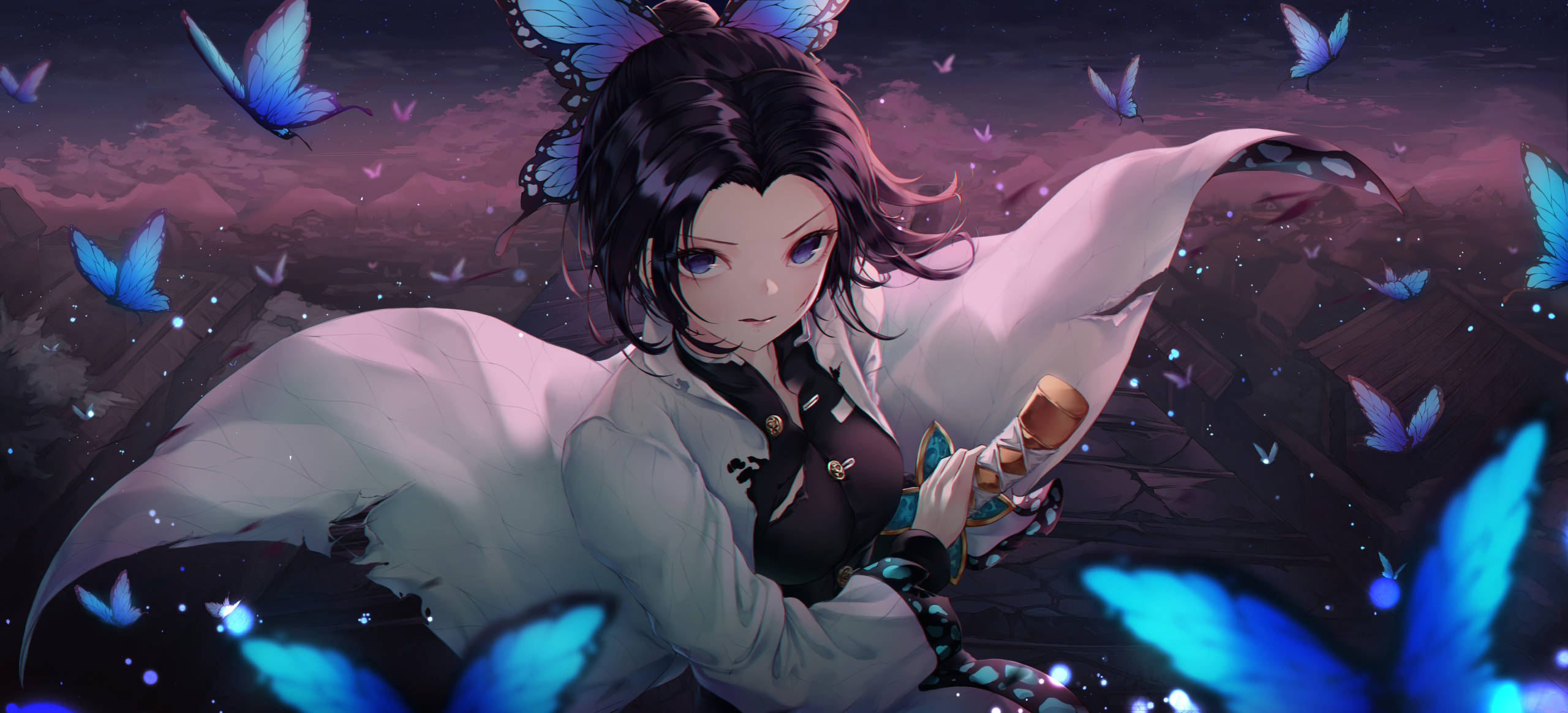 時透無一郎蝶妖戰士 壁紙 — 一個寧靜的動漫女孩，黑髮藍眼，在暮色天空下被發光的藍色蝴蝶包圍，手持一把劍。