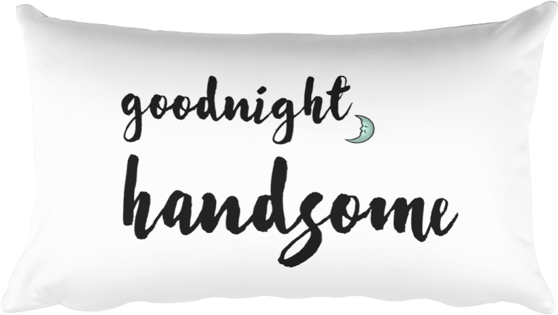 晚安帥哥枕頭 壁紙 — 一個白色枕頭，上面有黑色草書文字寫著 goodnight handsome，還有一個微笑的小新月。