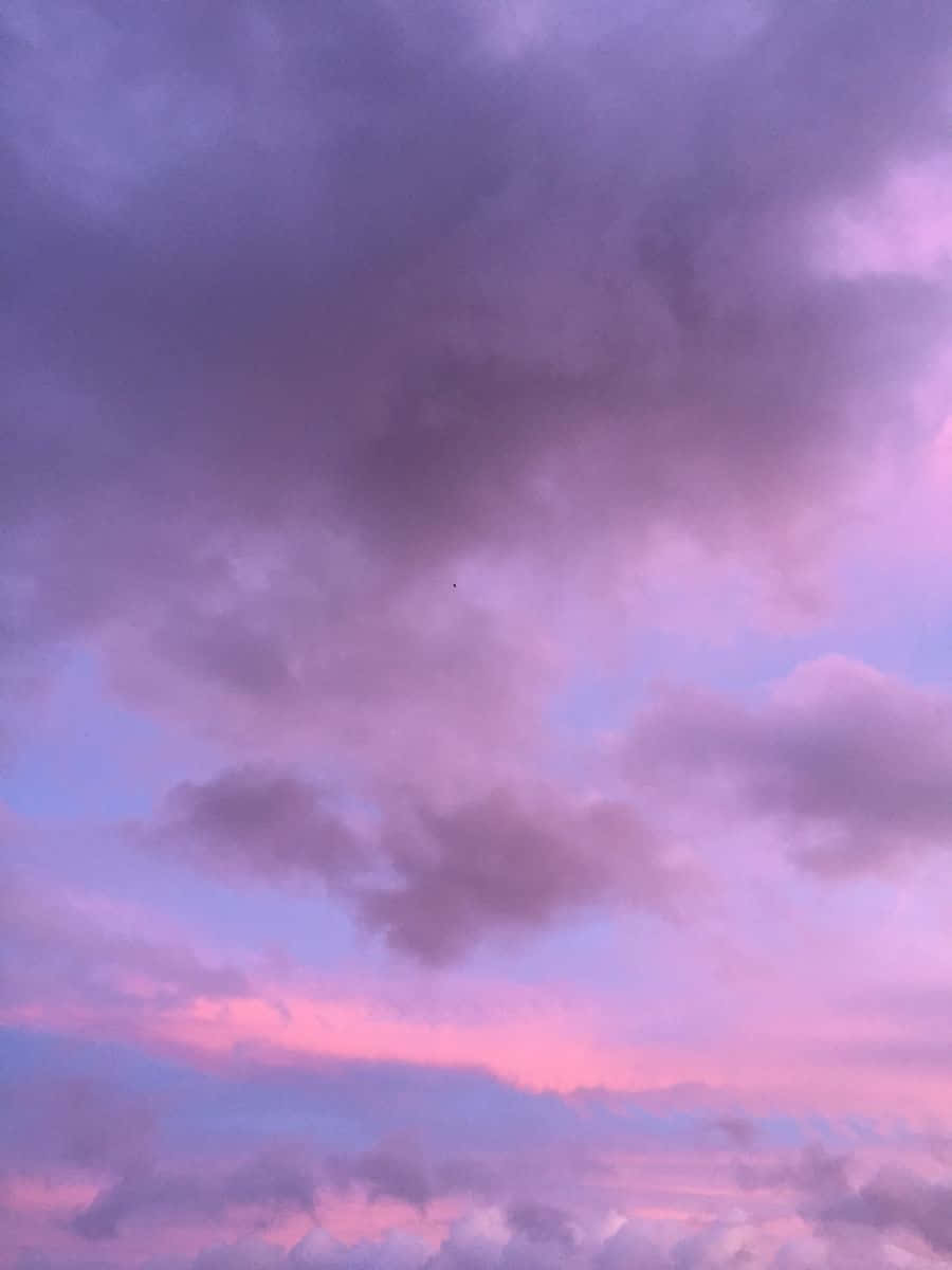 紫色和粉紅色的雲彩在寧靜的暮色天空中飄移。