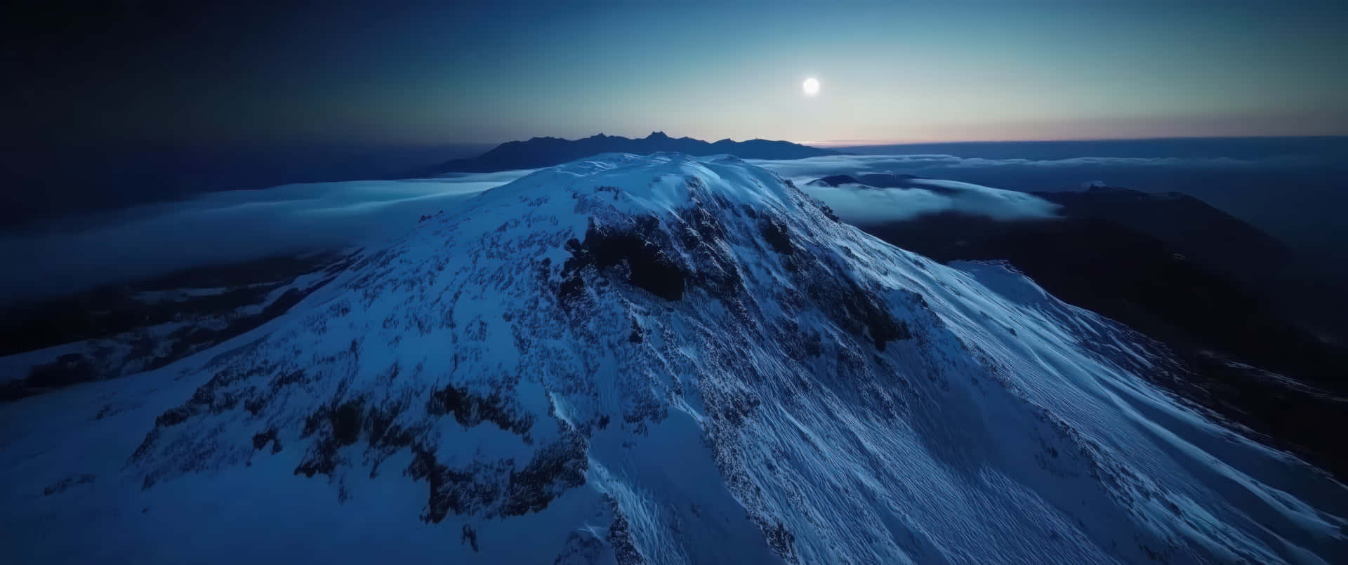 白雪覆蓋的山峰在雲海之上，月光下的暮色