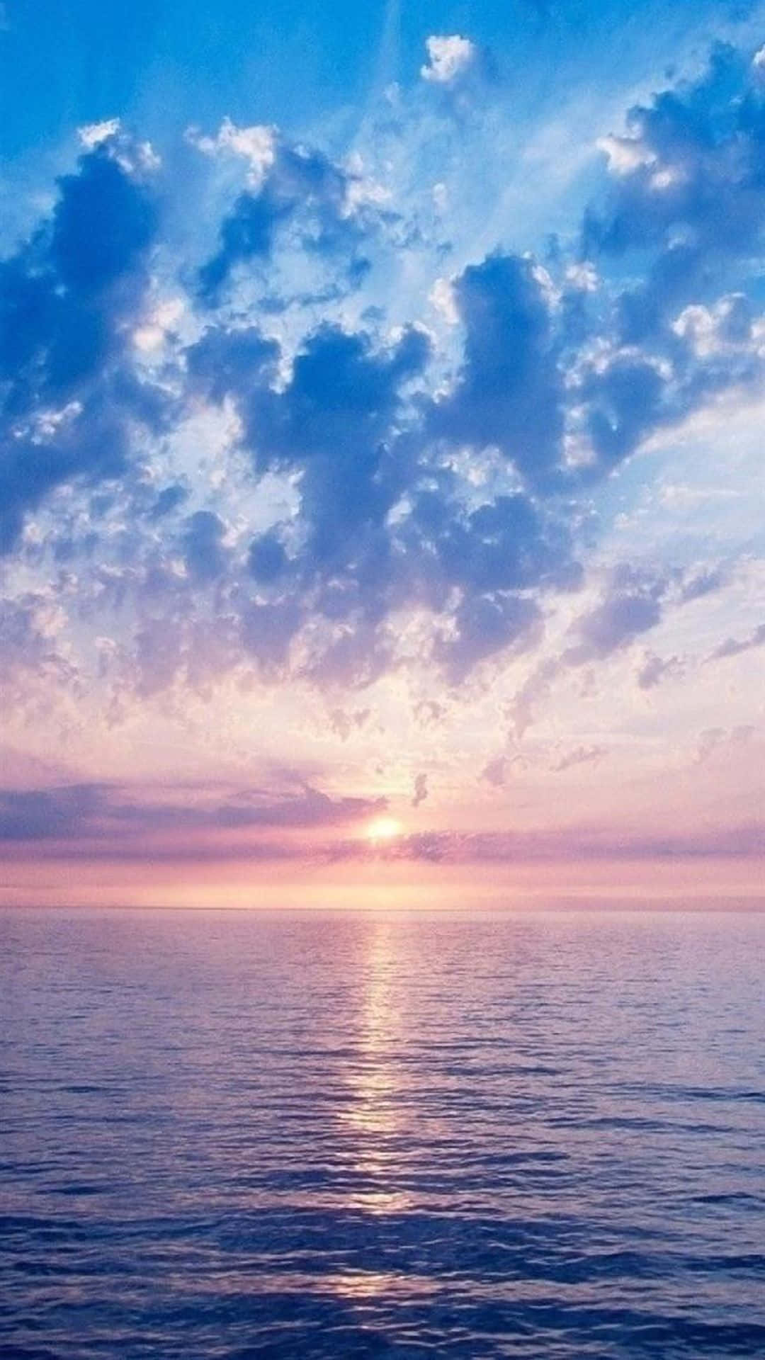 平靜海洋上的日落，色彩繽紛的雲彩和水面上的金色倒影。