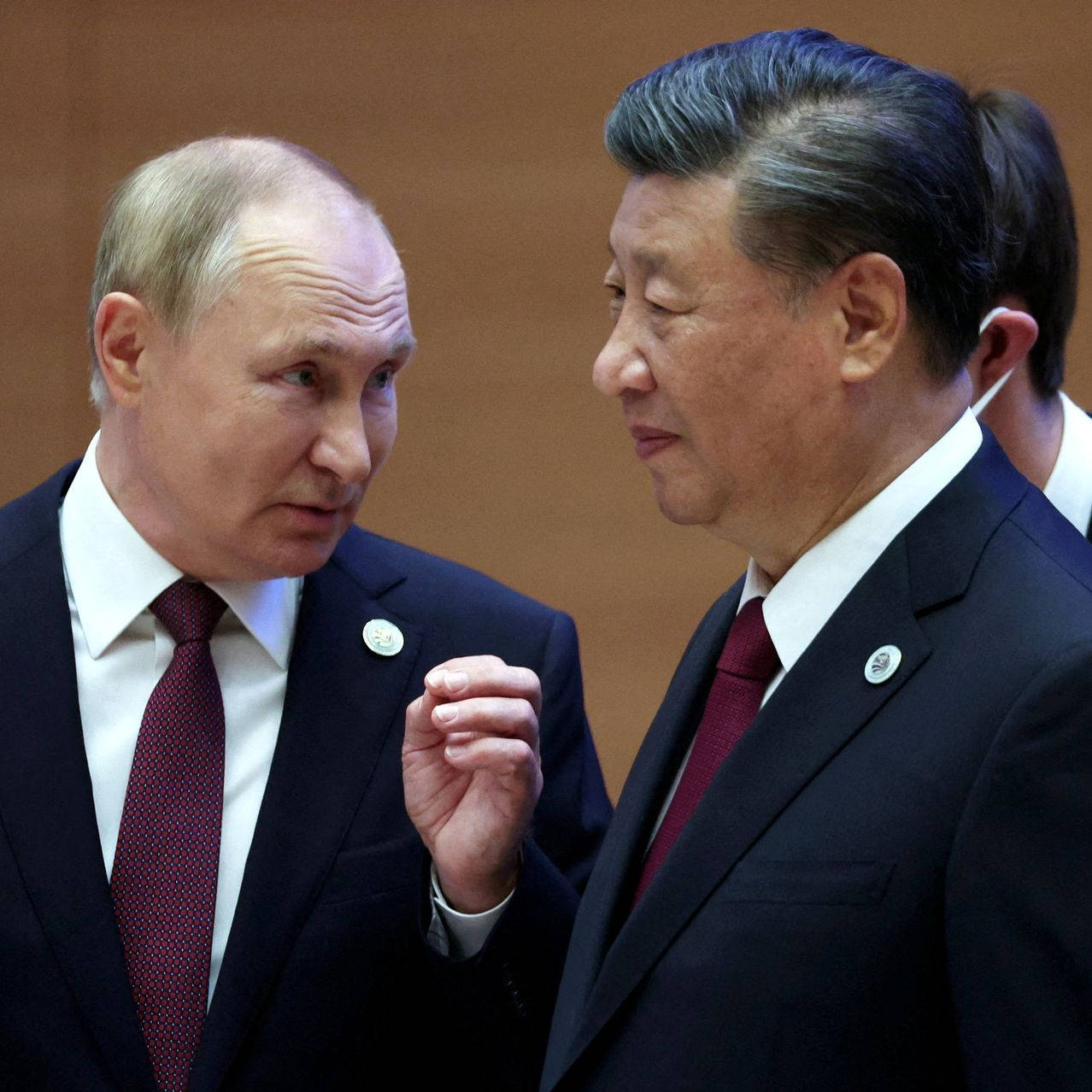 普京與習近平對話 壁紙 — 兩位身穿正式西裝的世界領袖在外交會議中進行嚴肅對話。