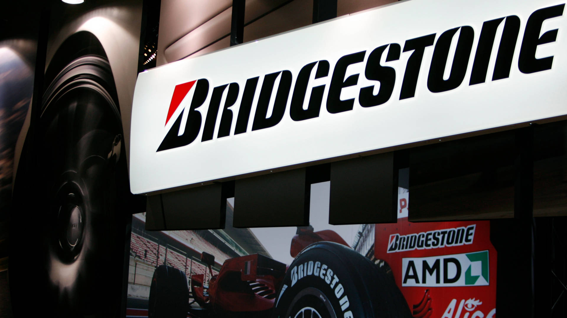 展覽廳中的 Bridgestone 輪胎及賽車展示。