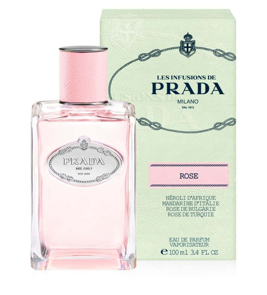 普拉達2021春夏廣告活動 壁紙 — 一個帶有銀色標籤的粉紅色 Prada 香水瓶，旁邊是其淺綠色標有 Rose 的盒子，背景為白色。