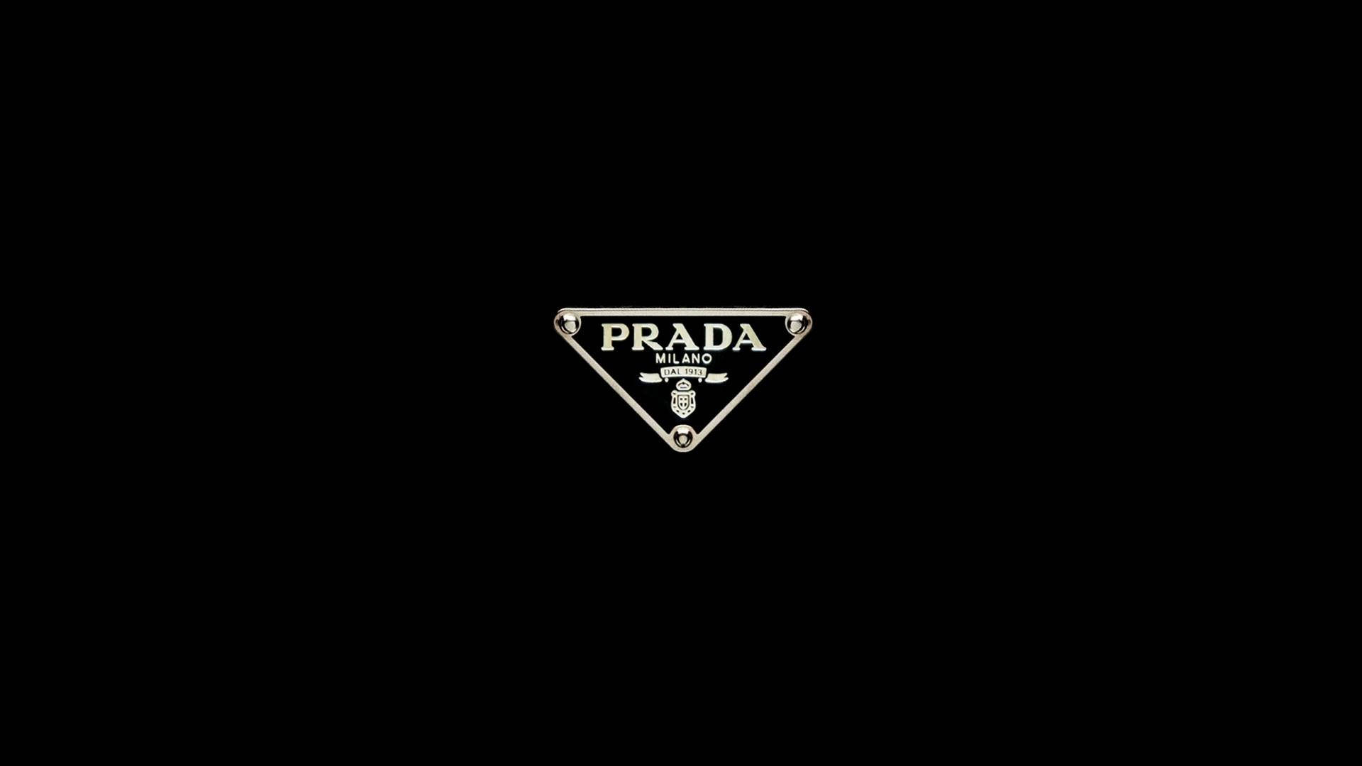 黑色背景上的Prada標誌三角形