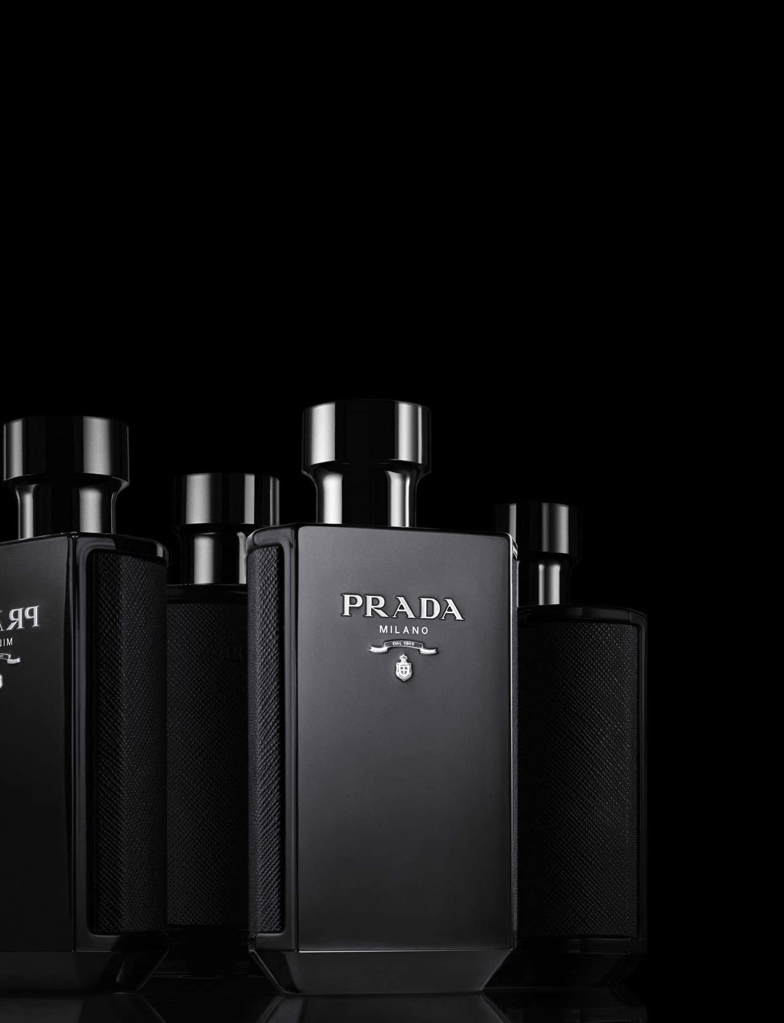 普拉達時尚：簡約現代設計 壁紙 — 五個時尚的黑色Prada Milano香水瓶排列成一行，背景為純黑色，帶有反射表面。