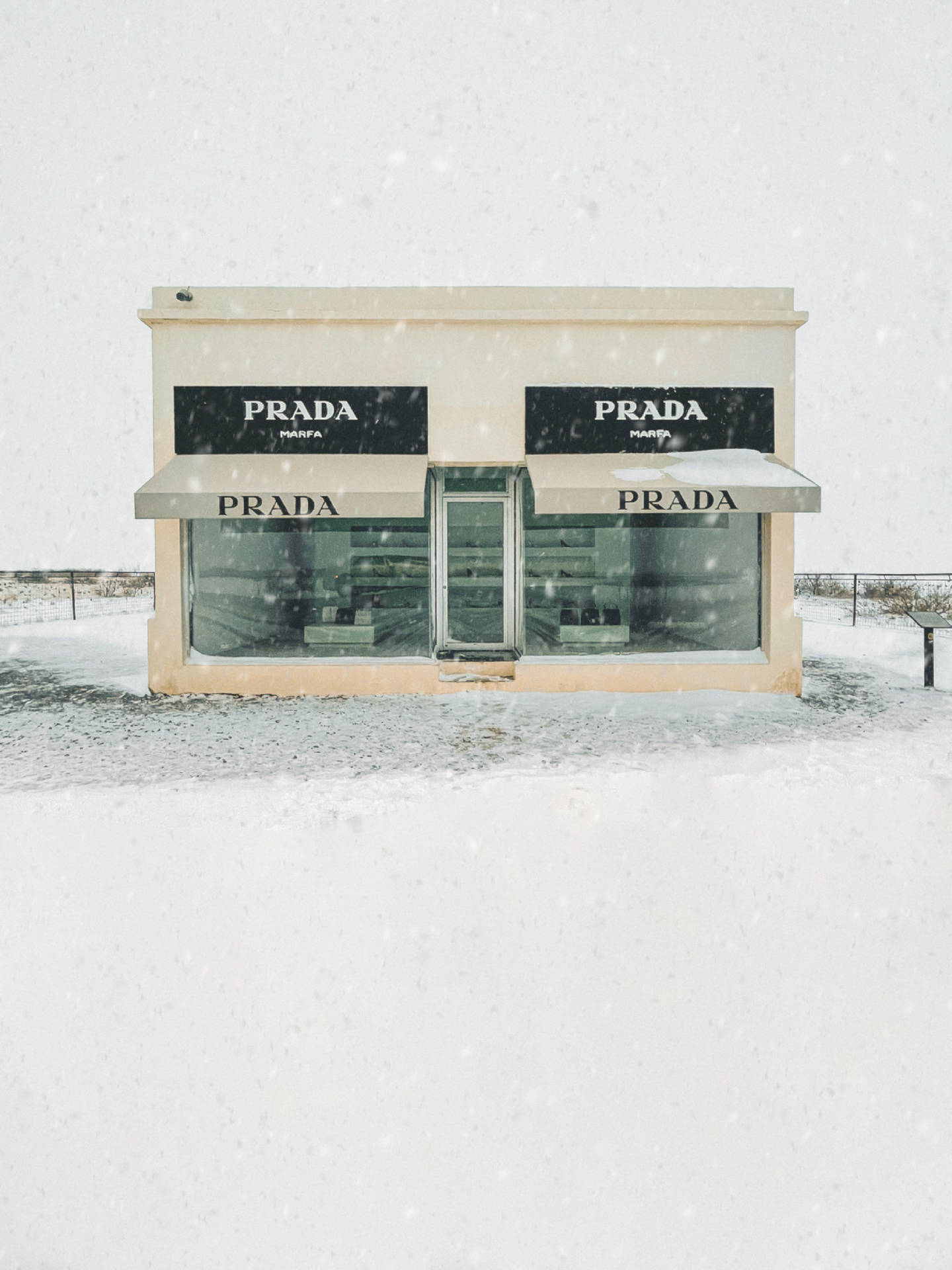 雪地沙漠景觀中的 Prada Marfa 藝術裝置