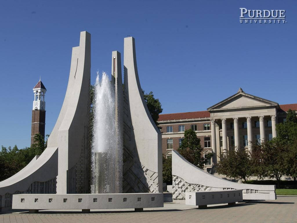 普渡大學校園噴泉，背景有鐘樓和古典建築。