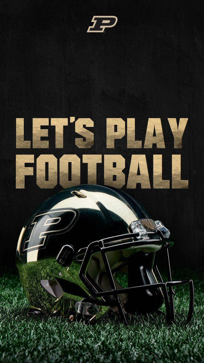 草地上的普渡美式足球頭盔及 'LET'S PLAY FOOTBALL' 文字。