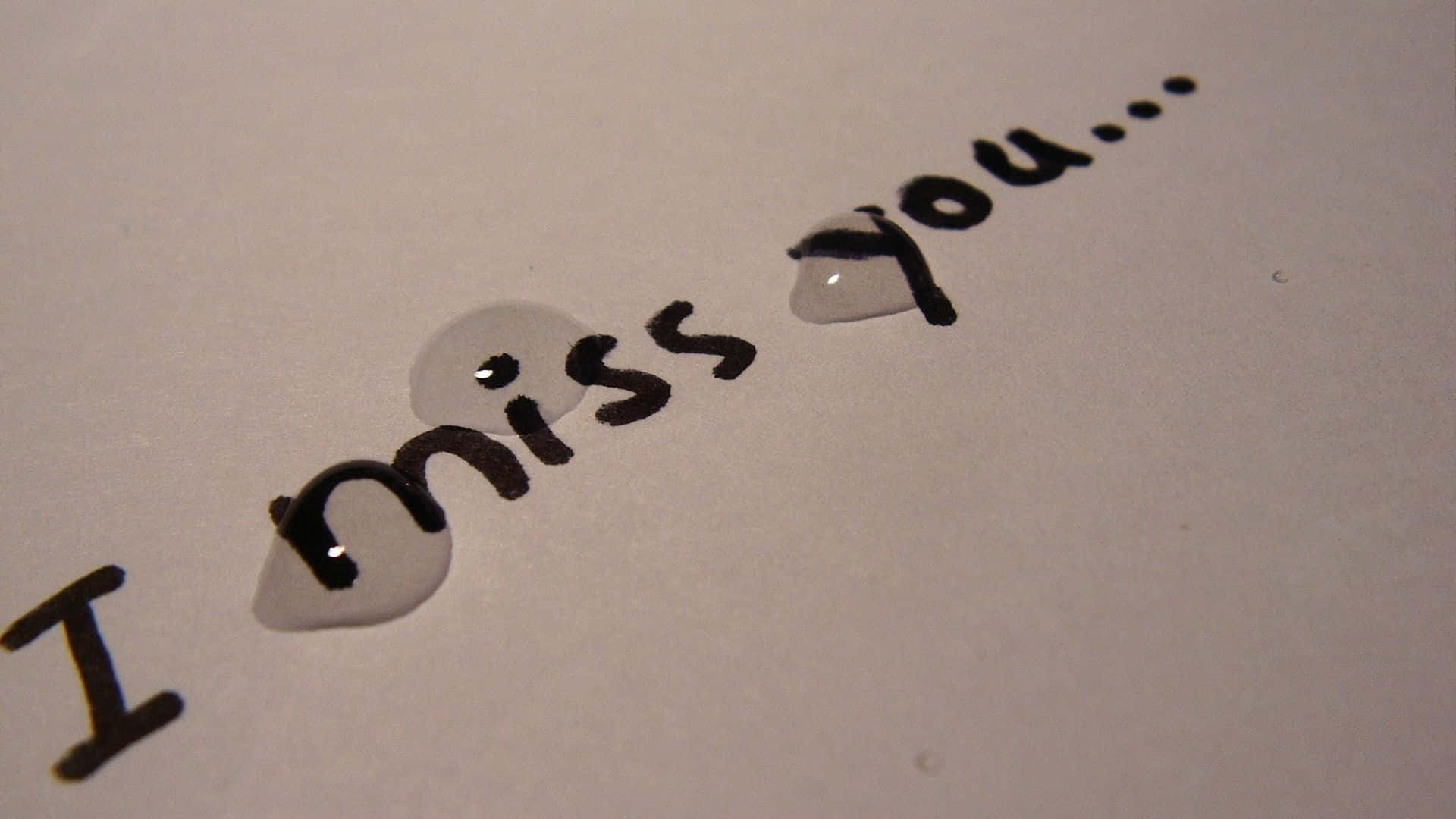 I Miss You 桌布 壁紙 — 普通紙上手寫文字「我想你...」的特寫，水滴停留在字母上。