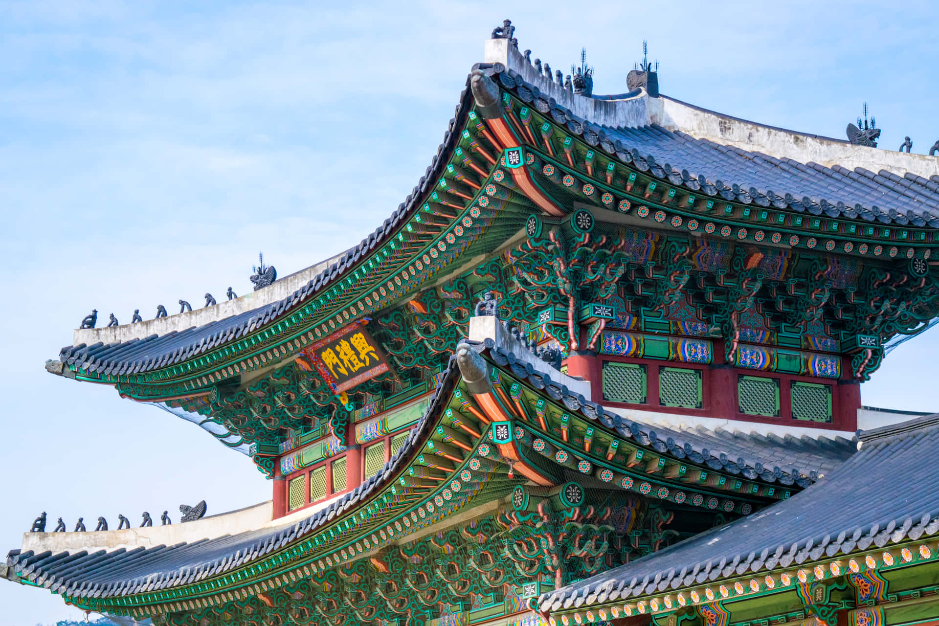 色彩鮮豔的傳統韓國寺廟屋頂，在藍天下帶有複雜細節。