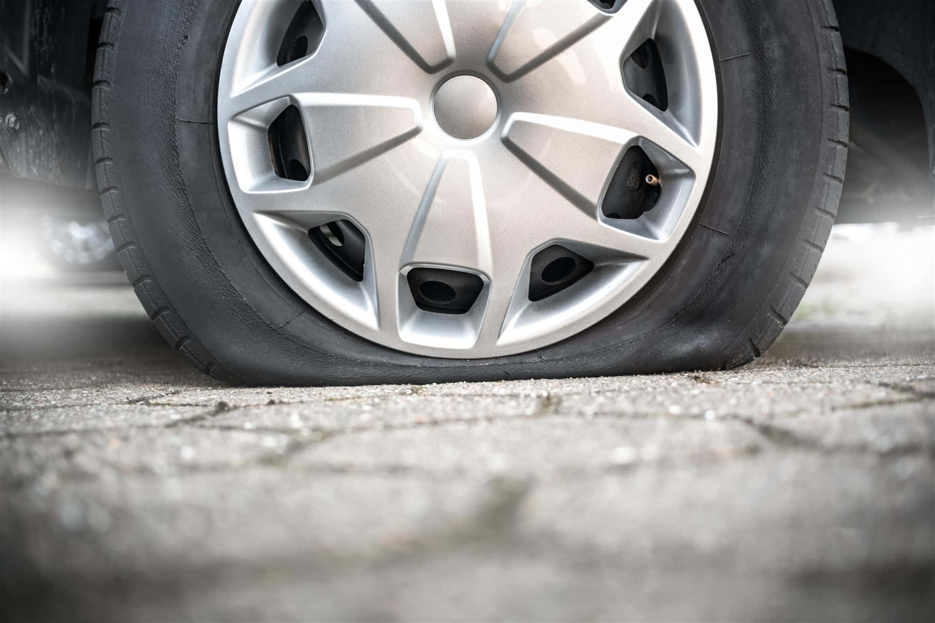 破裂瀝青上的扁平汽車輪胎