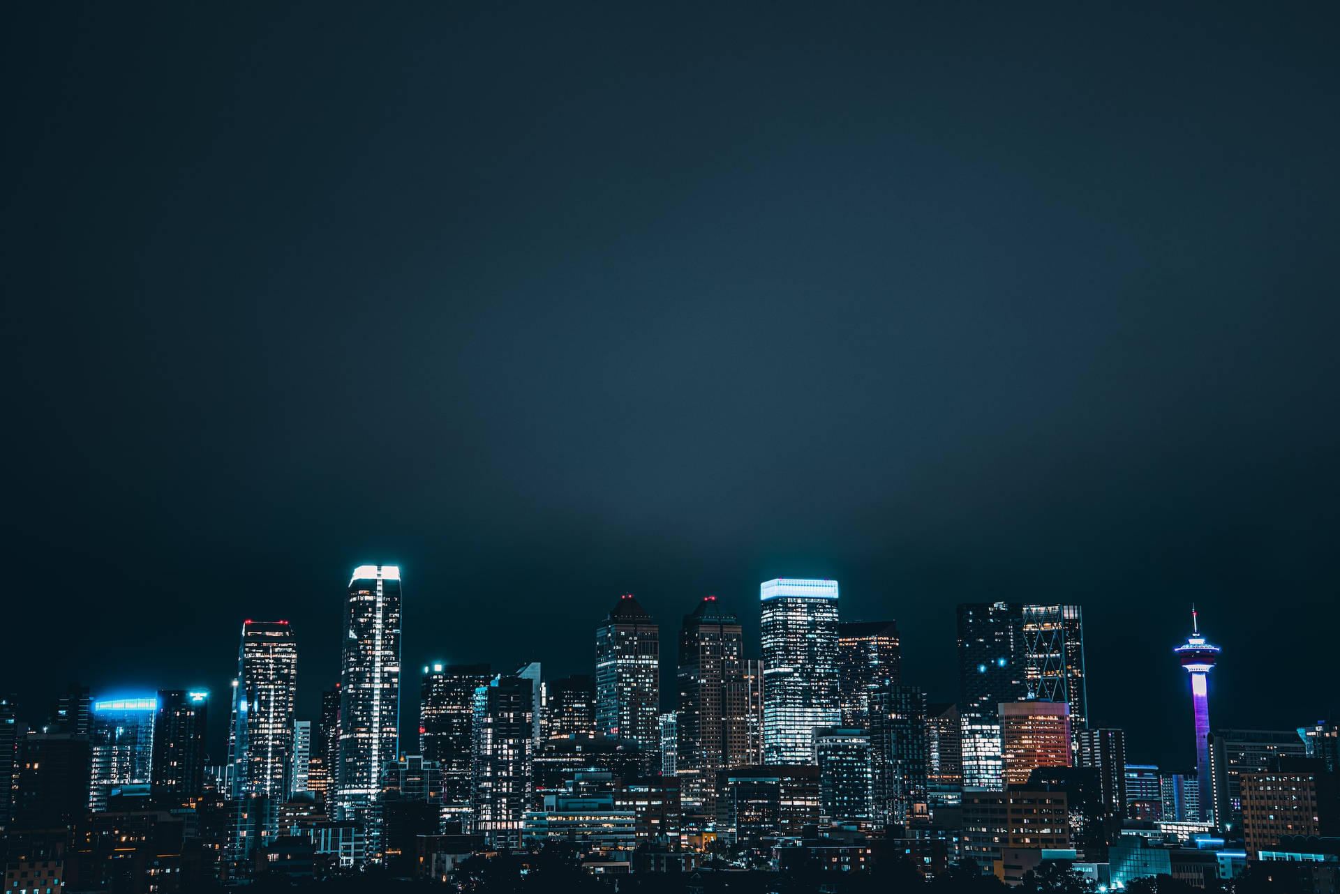 夜間城市天際線，建築物閃耀，高塔亮燈。