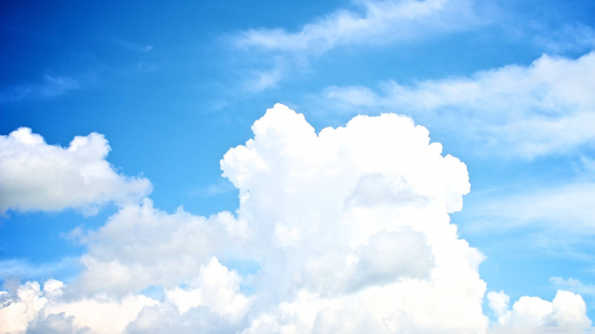 晴空萬里雲朵高清壁紙 壁紙 — 廣闊藍天，佈滿蓬鬆白色積雲，悠然飄浮。
