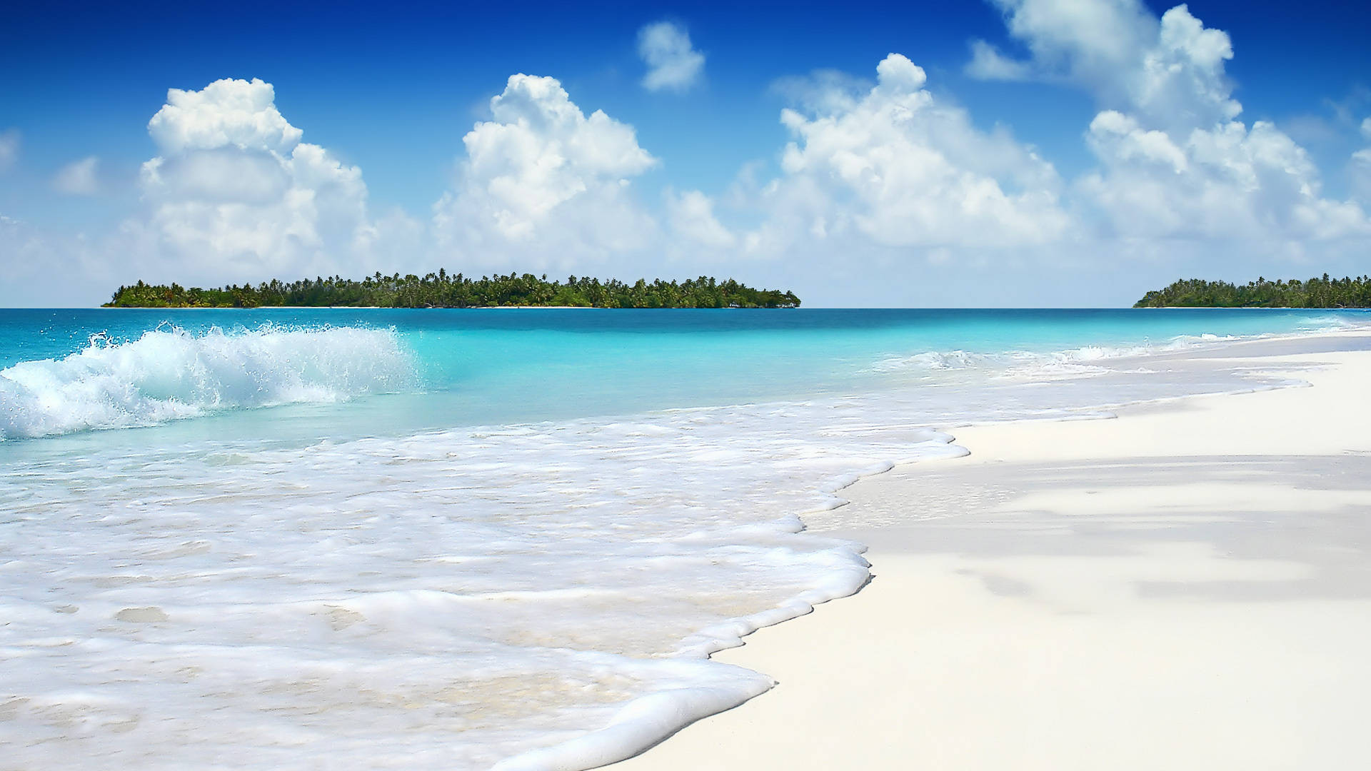 Beach Desktop 桌布 壁紙 — 晶瑩剔透的碧綠海浪拍打著純淨的白色沙灘，天空湛藍，白雲朵朵。