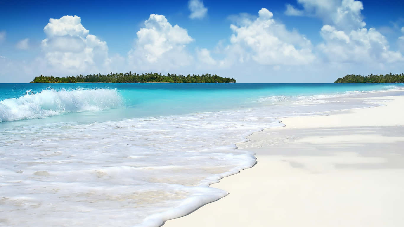 Breeze 桌布 壁紙 — 晶瑩剔透的碧綠海浪拍打著純淨的白色沙灘，天空湛藍，白雲朵朵。