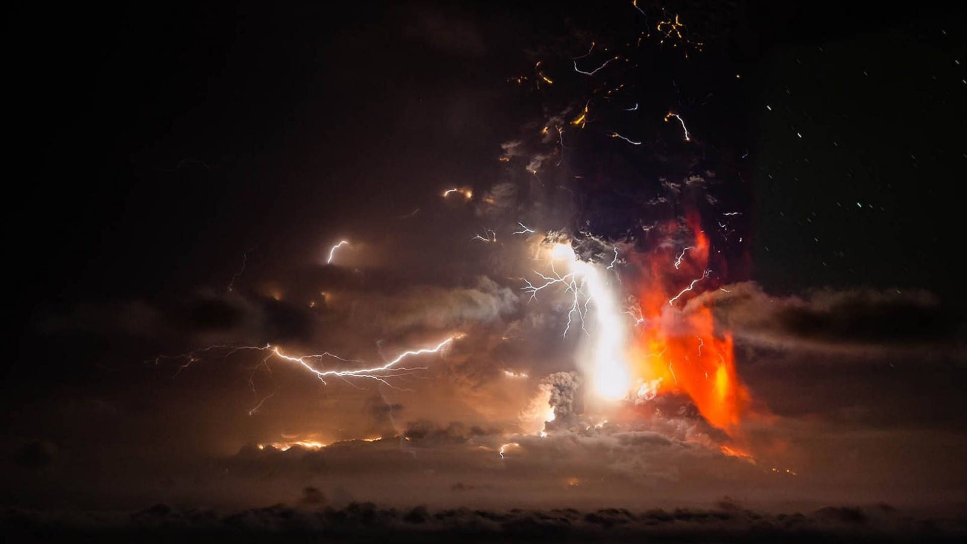 智利卡爾布科火山爆發 壁紙 — 夜晚的火山爆發，被熾熱的熔岩和劃破黑暗天空的戲劇性閃電照亮。